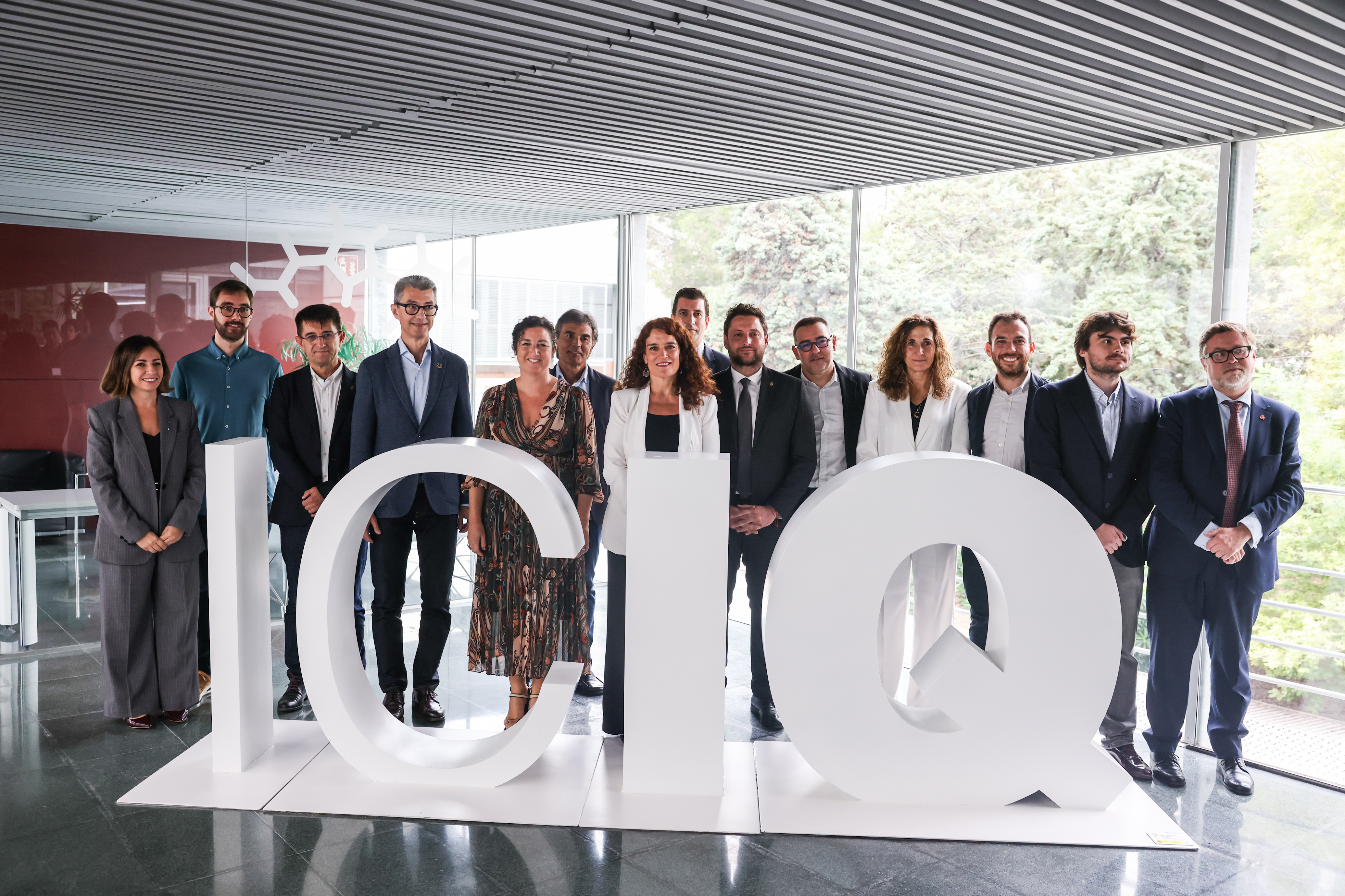 Fotografia de grup a les instal·lacions de l'ICIQ