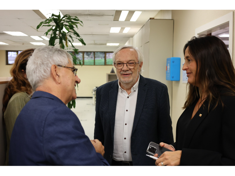 La consellera d'Educació i FP, amb Joan Manuel del Pozo i Jesús Vinyes