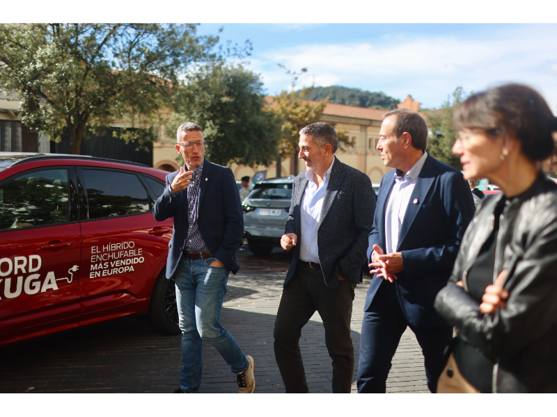 El conseller Sàmper en la seva visita a la Fira de Sant Lluc a Olot.