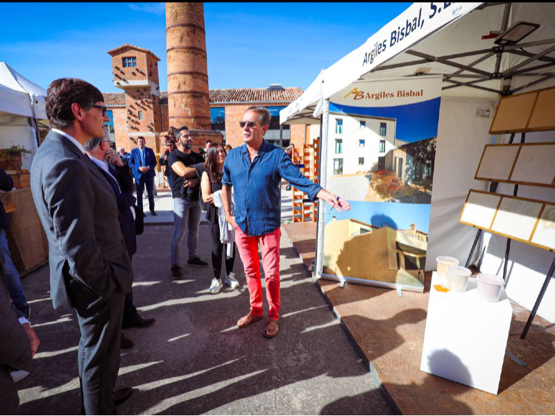 El president durant la visita a la Biennal Terracotta de La Bisbal d'Empordà