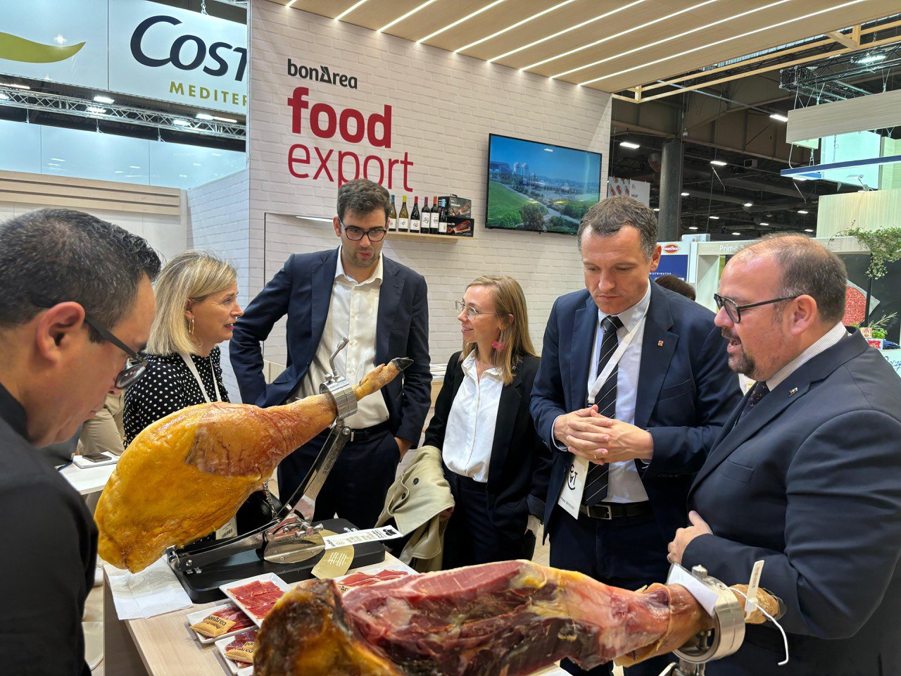 El conseller d'Agricultura i la secretària d'Alimentació visitant els estands catalans de la fira parisina