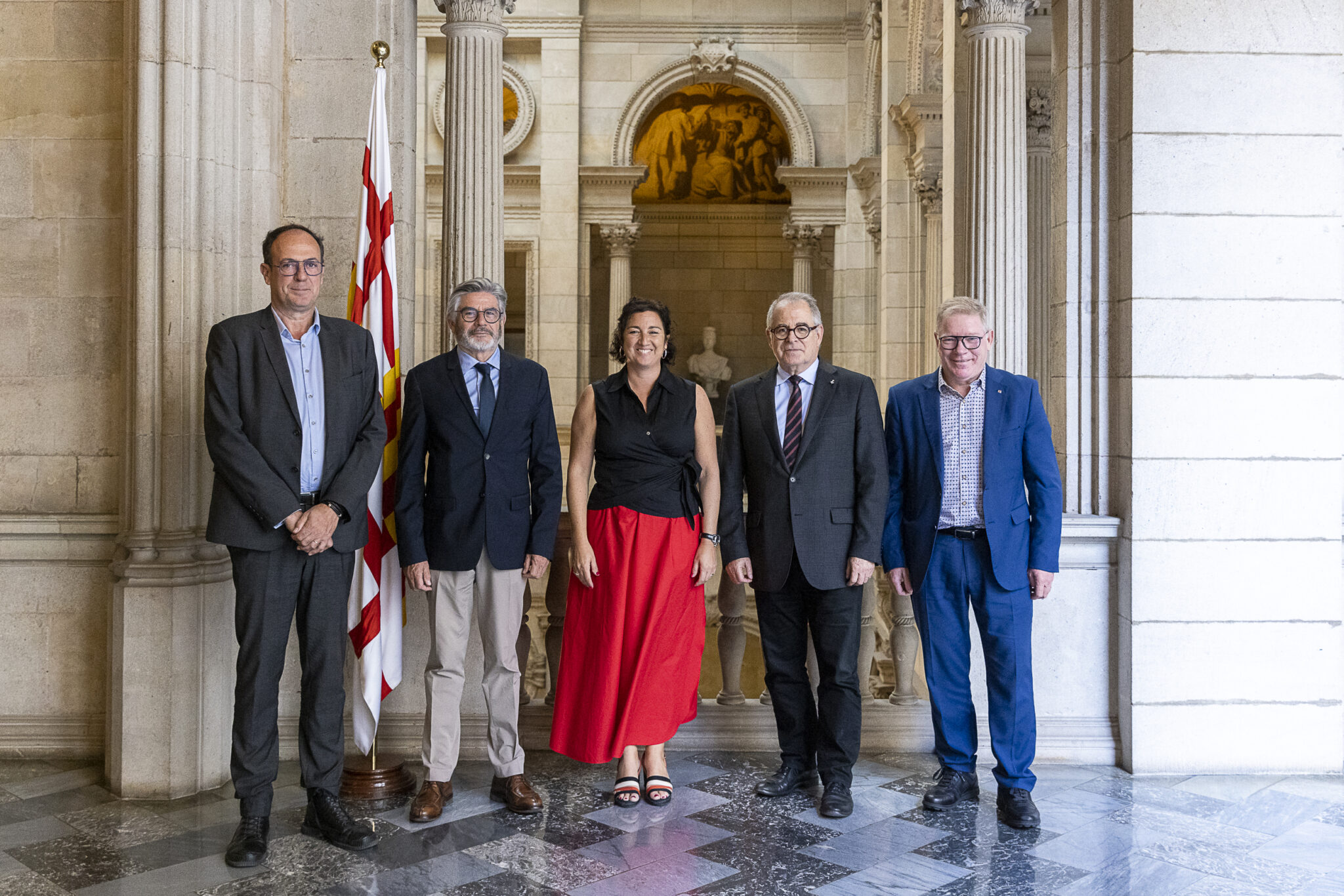 Fotografia de grup de la primera trobada institucional a l’Ajuntament de Barcelona