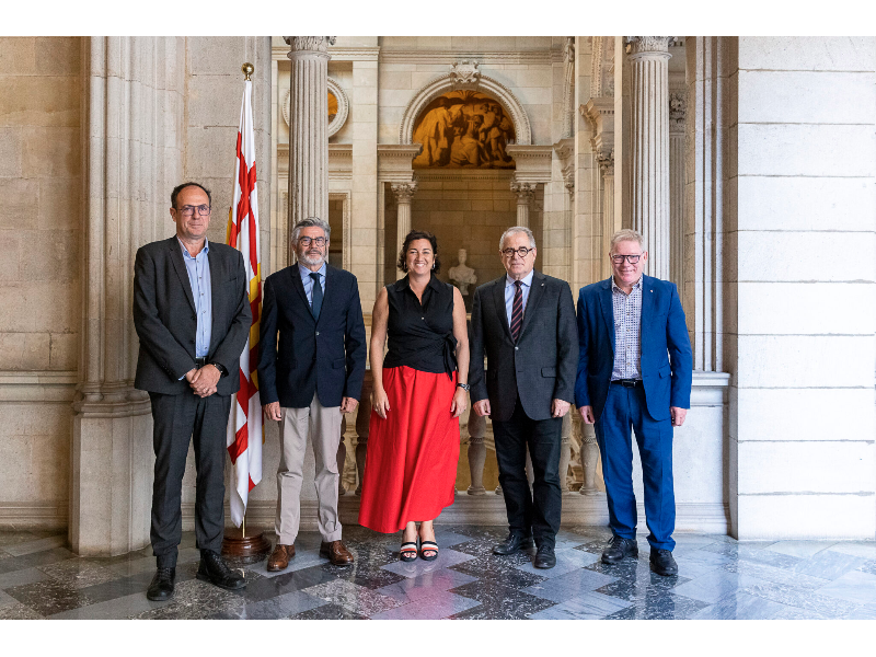 Fotografia de grup de la primera trobada institucional a l¿Ajuntament de Barcelona