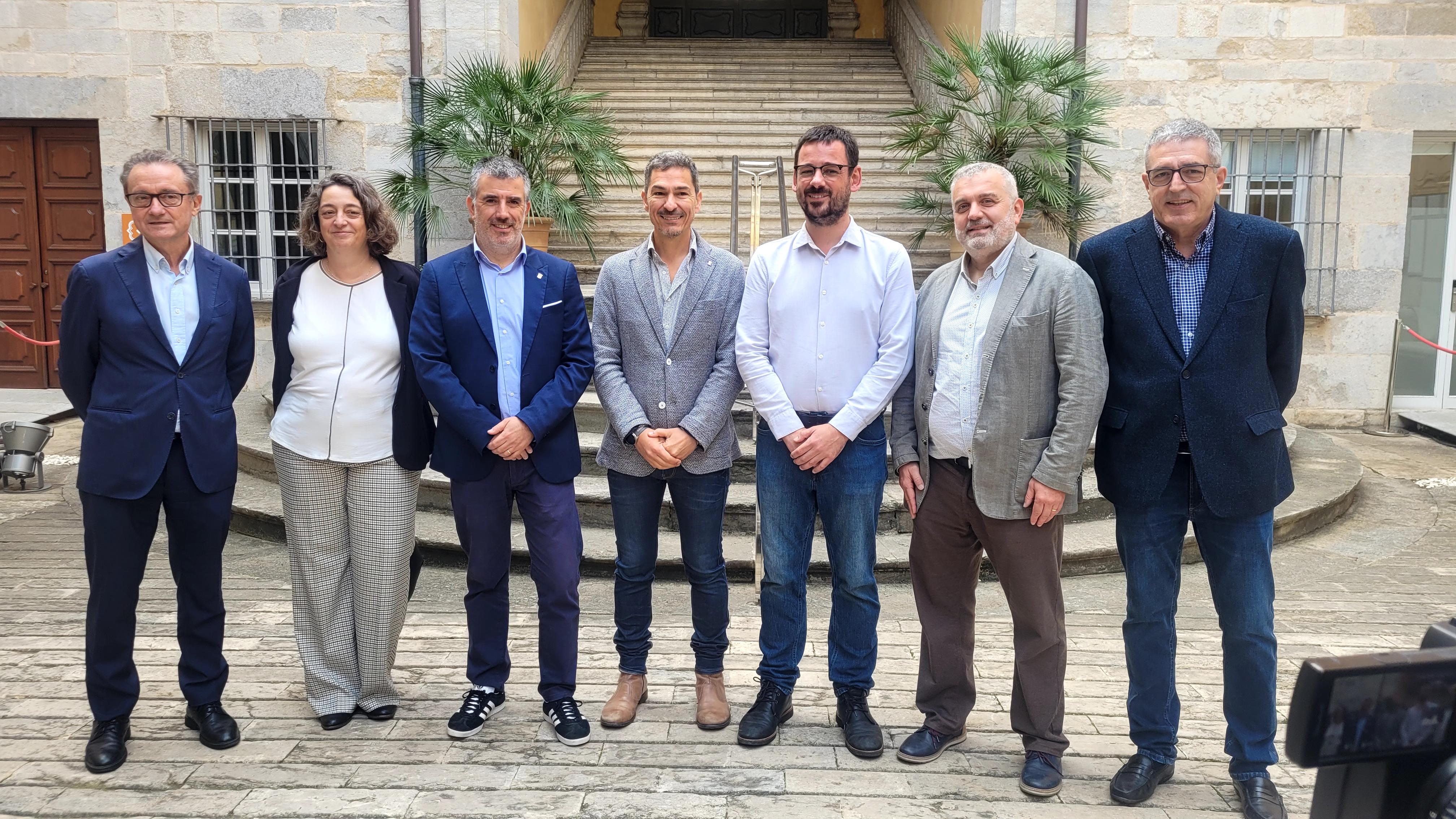 Al centre, Jaume Heredia, gerent de la Regió Sanitària Girona; amb els alcaldes de Girona i Salt, Lluc Salellas i Jordi Viñas.