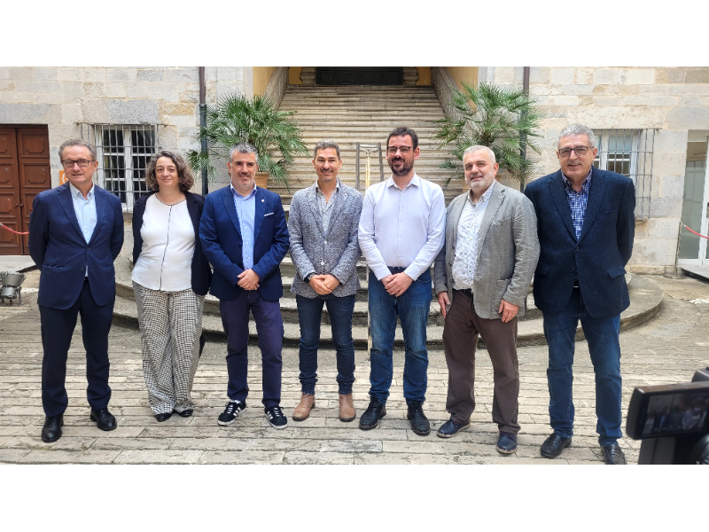 Al centre, Jaume Heredia, gerent de la Regió Sanitària Girona; amb els alcaldes de Girona i Salt, Lluc Salellas i Jordi Viñas.