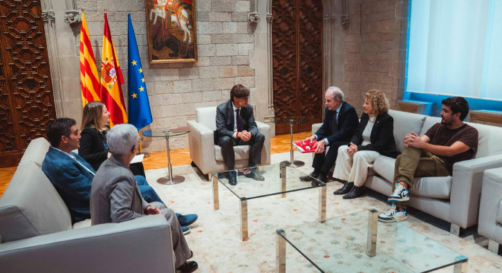 El president de la Generalitat, Salvador Illa, acompanyat de la consellera de Drets Socials i Inclusió, Mònica Martínez, s’ha reunit aquest migdia amb una delegació de la Creu Roja a Catalunya.