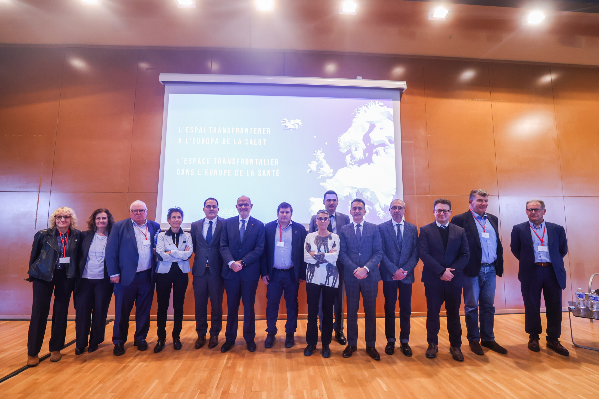 Fotografia de les autoritats i participants en la Jornada, presidida per la consellera de Salut, Olga Pané, i el conseller d’Unió Europea i Acció Exterior, Jaume Duch.