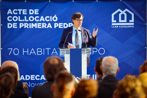 El president Illa a la posada de la primera pedra d'habitatge social a Viladecans (foto: Jordi Bedmar)