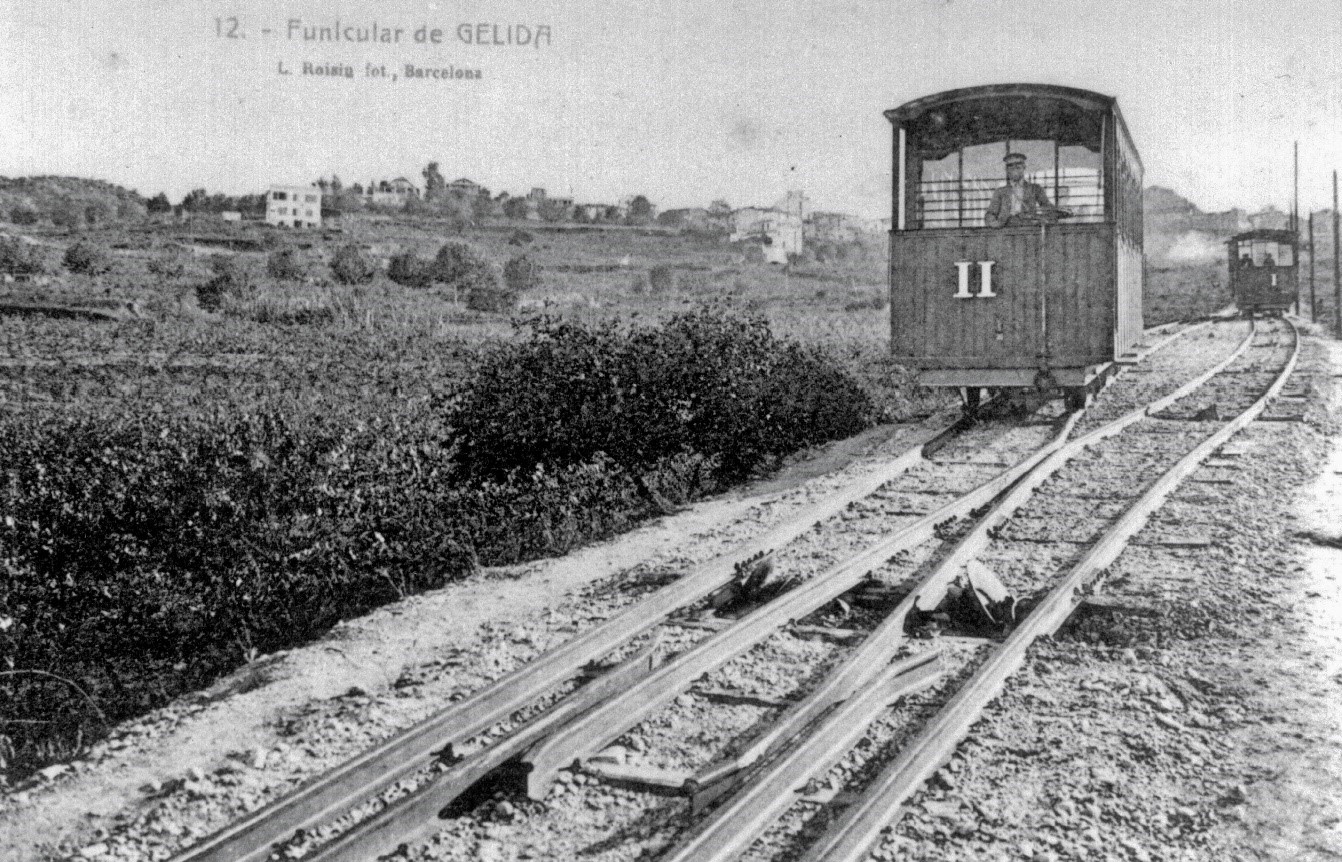 Encreuament dels dos cotxes del Funicular de Gelida, l’any 1924.