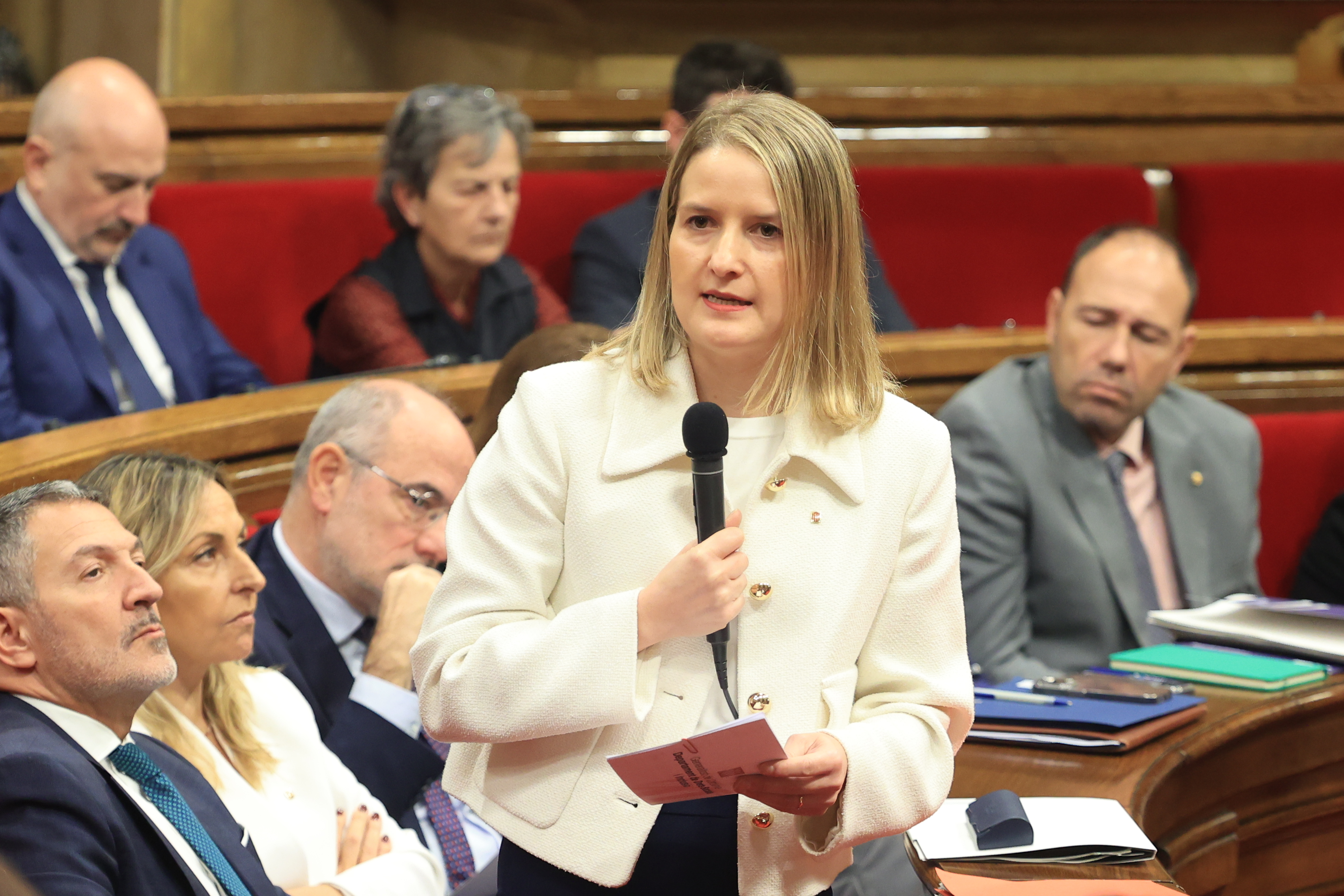 La consellera Martínez Bravo durant la seva intervenció al Parlament de Catalunya.