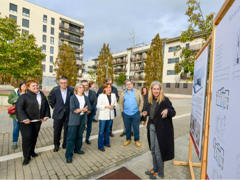 La consellera Sílvia Paneque en la visita a la zona on s'ha de construir la promoció d'habitatges de lloguer assequible. 