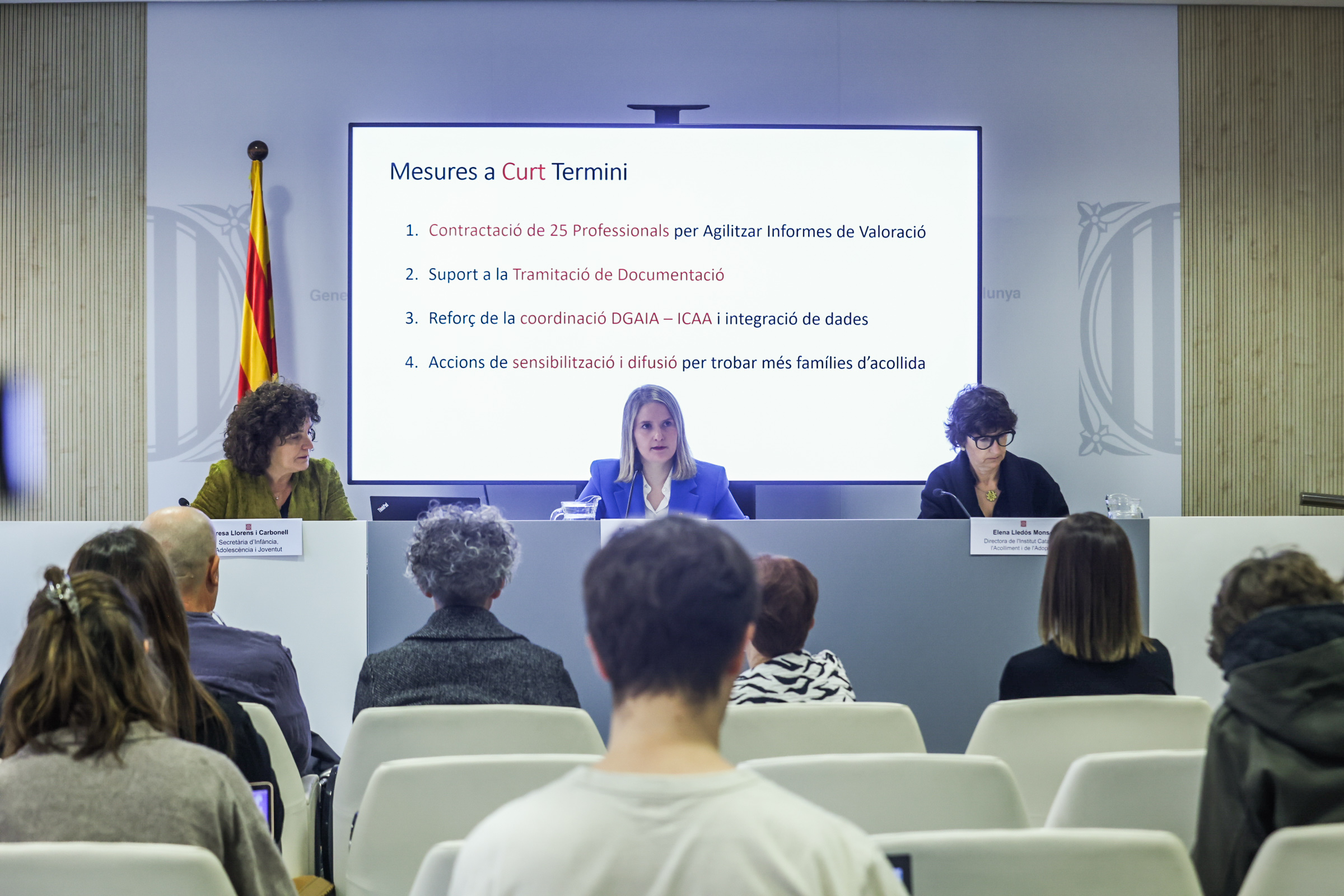 La consellera Martínez Bravo, la secretària d’Infància, Adolescència i Joventut, Teresa Llorens Carbonell, i la directora de l’Institut Català de l’Acolliment i l’Adopció, Elena Lledós Monsó,  presenten el pla estratègic per augmentar el nombre de famílies acollidores a Catalunya. 