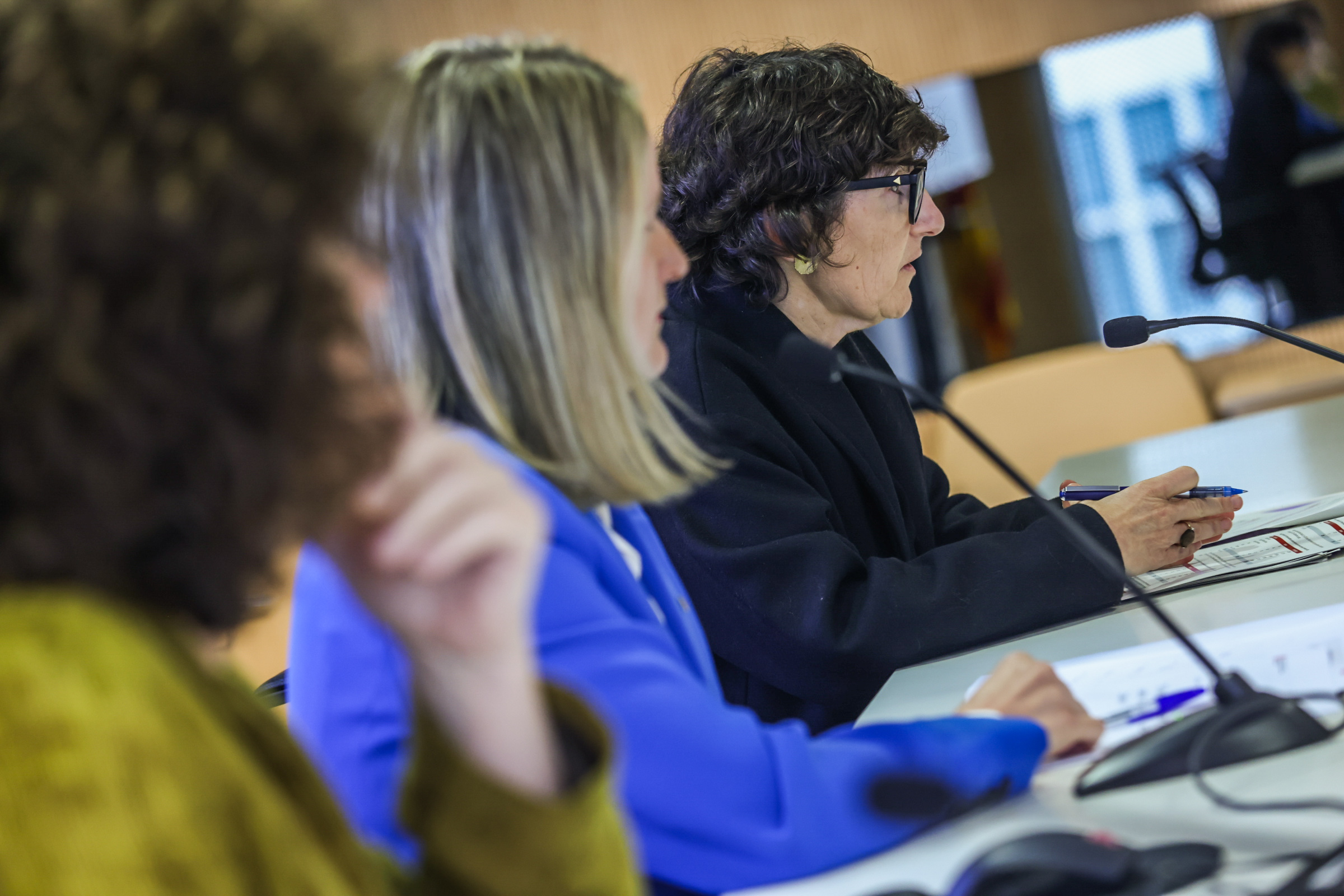 La consellera Martínez Bravo, la secretària d’Infància, Adolescència i Joventut, Teresa Llorens Carbonell, i la directora de l’Institut Català de l’Acolliment i l’Adopció, Elena Lledós Monsó,  presenten el pla estratègic per augmentar el nombre de famílies acollidores a Catalunya. 