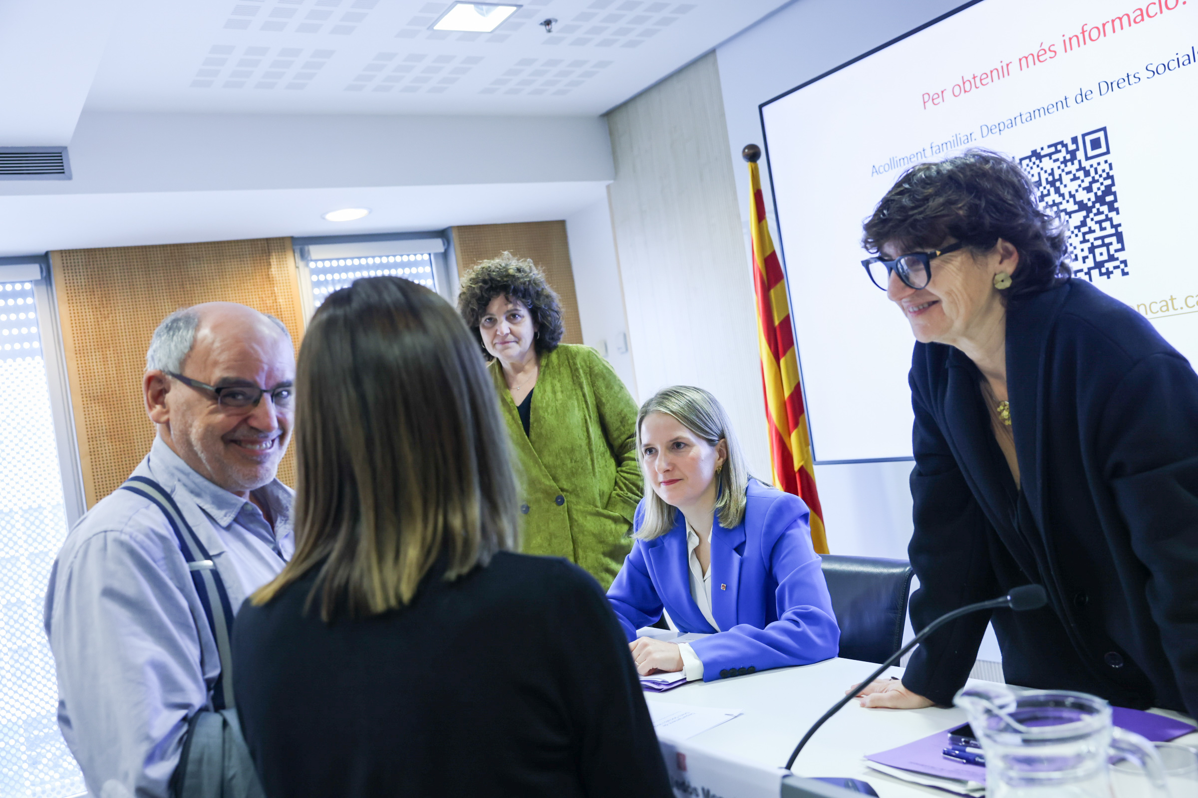 La consellera Martínez Bravo, la secretària d’Infància, Adolescència i Joventut, Teresa Llorens Carbonell, i la directora de l’Institut Català de l’Acolliment i l’Adopció, Elena Lledós Monsó,  amb representants de famílies acollidores.