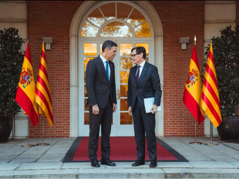 El president Illa saluda el president Sánchez a la seva arribada a la Moncloa