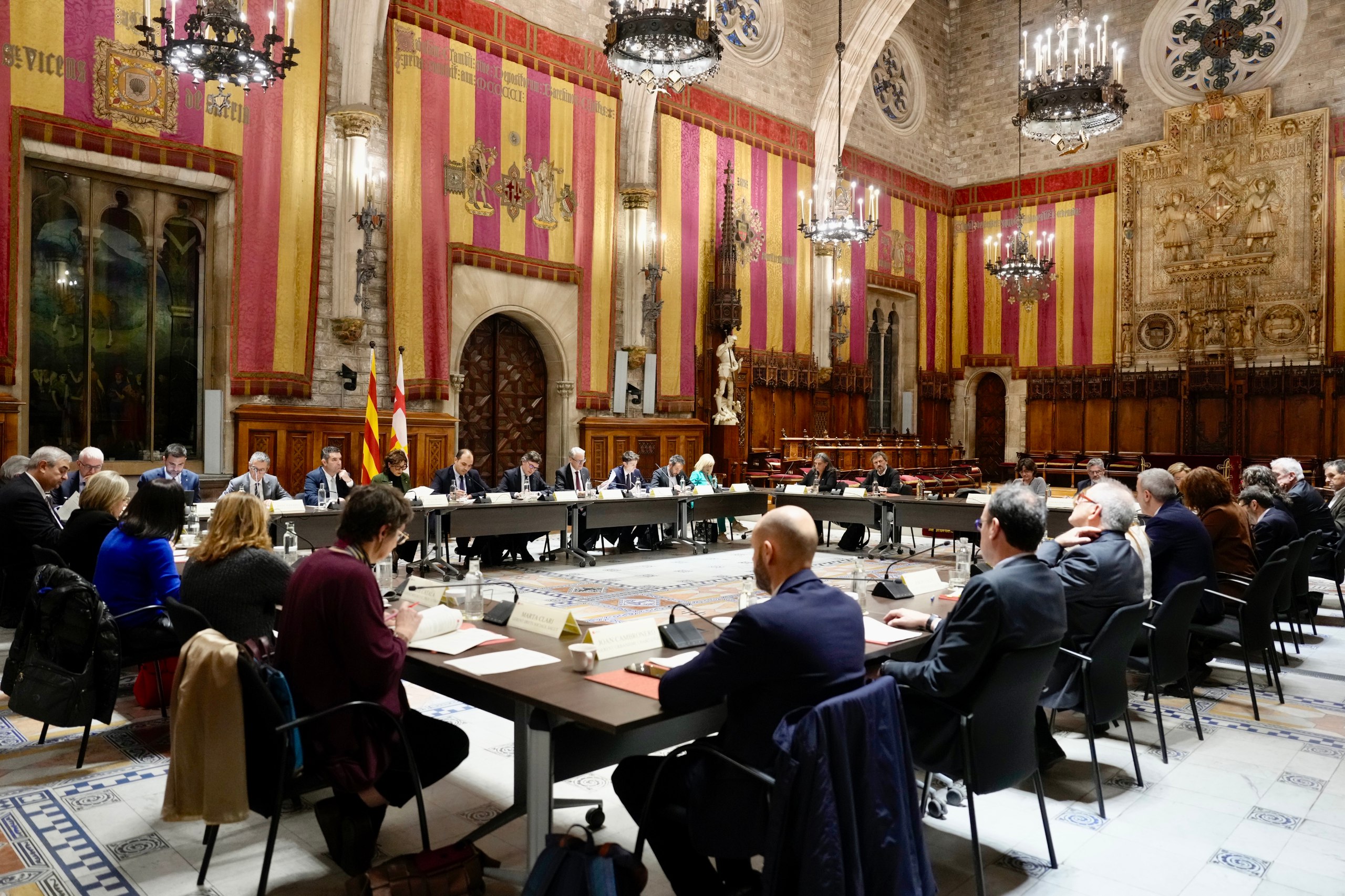 Imatge de la comissió mixta celebrada al Saló de Cent de l'Ajuntament de Barcelona.