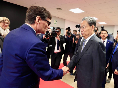 El president Illa amb  president del Comitè Permanent de l'Assemblea Popular Nacional de la Xina, Zhao Leji