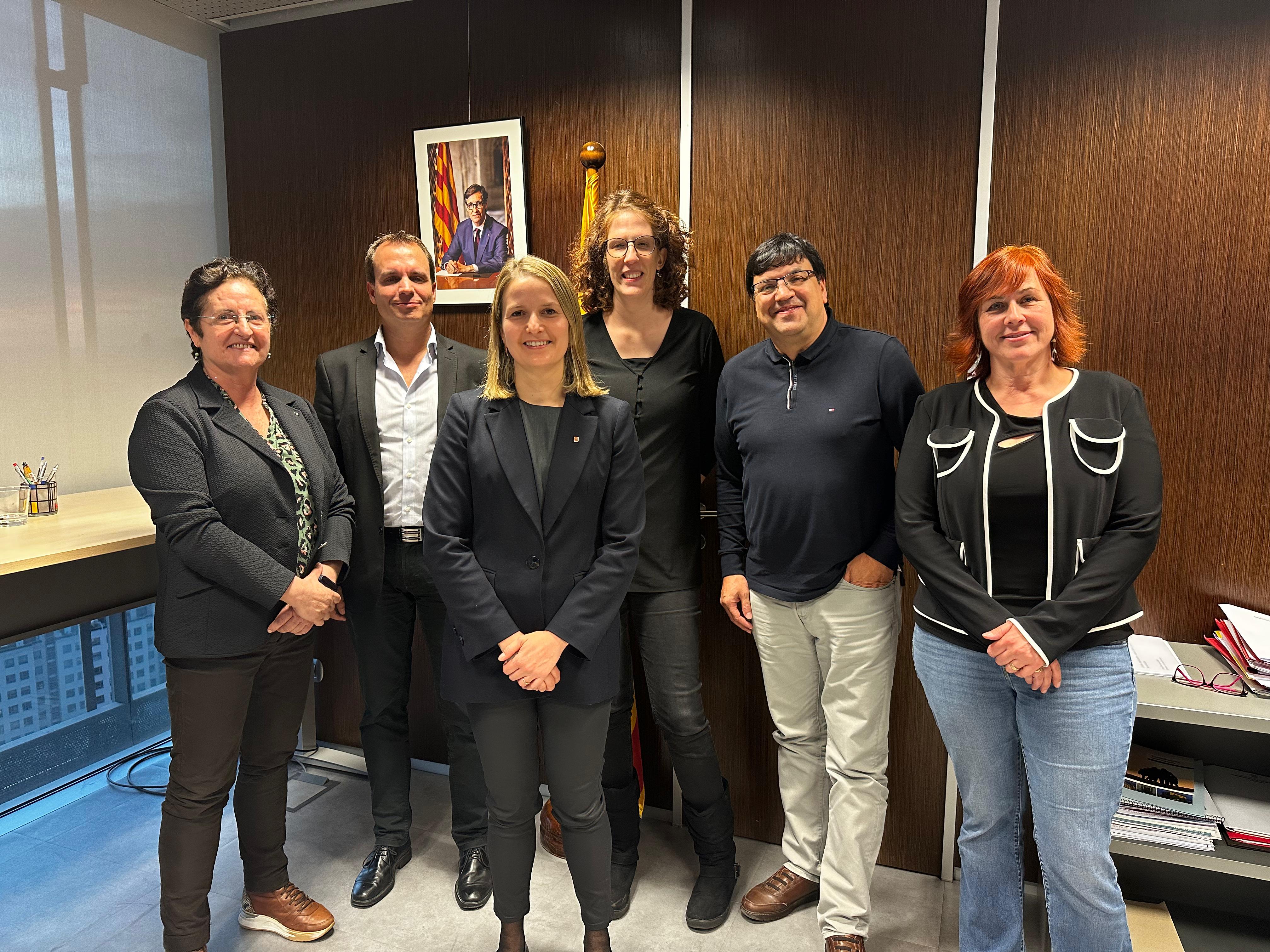 La consellera Martínez Bravo amb les direccions dels serveis territorials del Departament: Carme Esquirol Jiménez (Barcelona); David Álvarez Carreño (Girona); Rut Bariego Fargas (Lleida); Javier Sánchez Martínez (Terres de l’Ebre), i Mònica Alabart i Calvó (Tarragona), que lideraran les polítiques socials arreu del territori. 