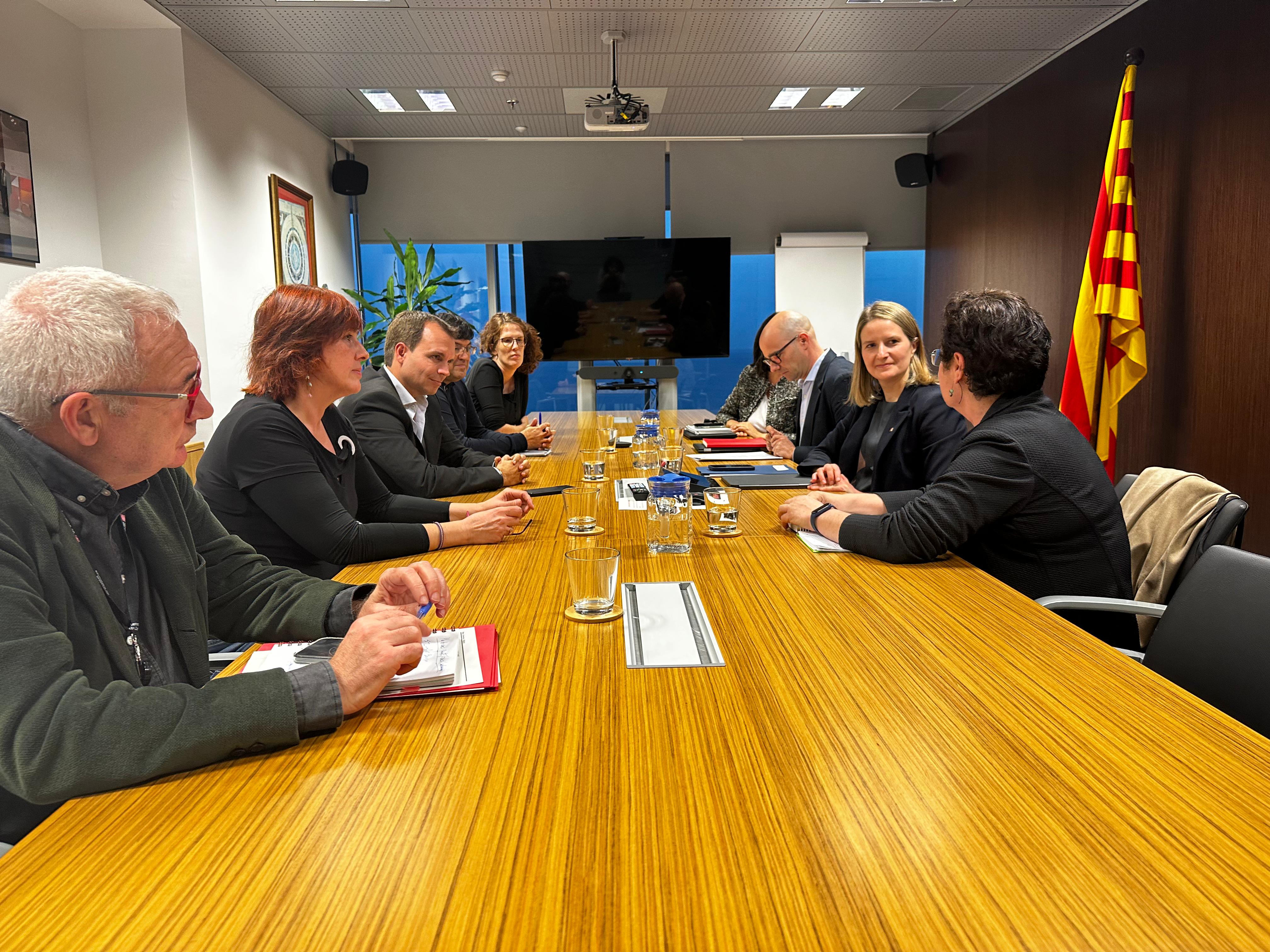 La consellera Martínez Bravo amb les direccions dels serveis territorials del Departament: Carme Esquirol Jiménez (Barcelona); David Álvarez Carreño (Girona); Rut Bariego Fargas (Lleida); Javier Sánchez Martínez (Terres de l’Ebre), i Mònica Alabart i Calvó (Tarragona), que lideraran les polítiques socials arreu del territori. 