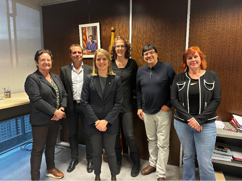 La consellera Martínez Bravo amb les direccions dels serveis territorials del Departament: Carme Esquirol Jiménez (Barcelona); David Álvarez Carreño (Girona); Rut Bariego Fargas (Lleida); Javier Sánchez Martínez (Terres de l¿Ebre), i Mònica Alabart i Calvó (Tarragona), que lideraran les polítiques socials arreu del territori. 