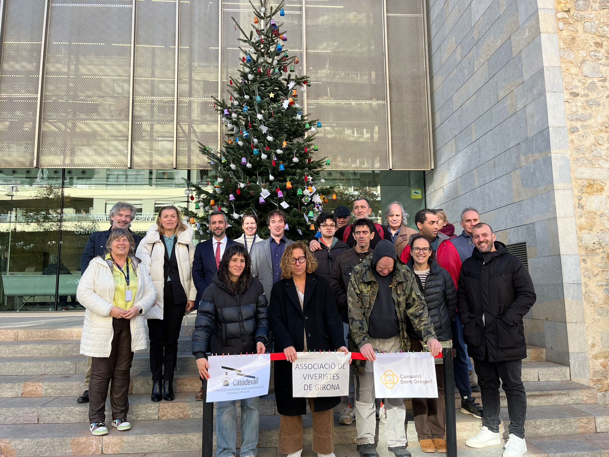 Engalanada de l'arbre de Nadal amb entitats socials