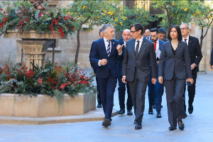 El president Illa, el ministre Grande-Marlaska i la consellera Parlon es dirigeixen a la reunió de la Junta de Seguretat (foto: Rubén Moreno)