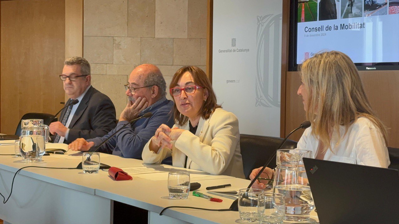 La consellera Paneque i el secretari de Mobilitat i Infraestructures, Manel Nadal, durant el Consell Català de Mobilitat celebrat avui