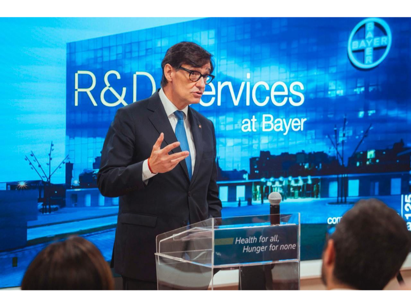 El president Illa durant la seva intervenció a les instal·lacions de la farmacèutica Bayer | Fotografia: Arnau Carbonell 