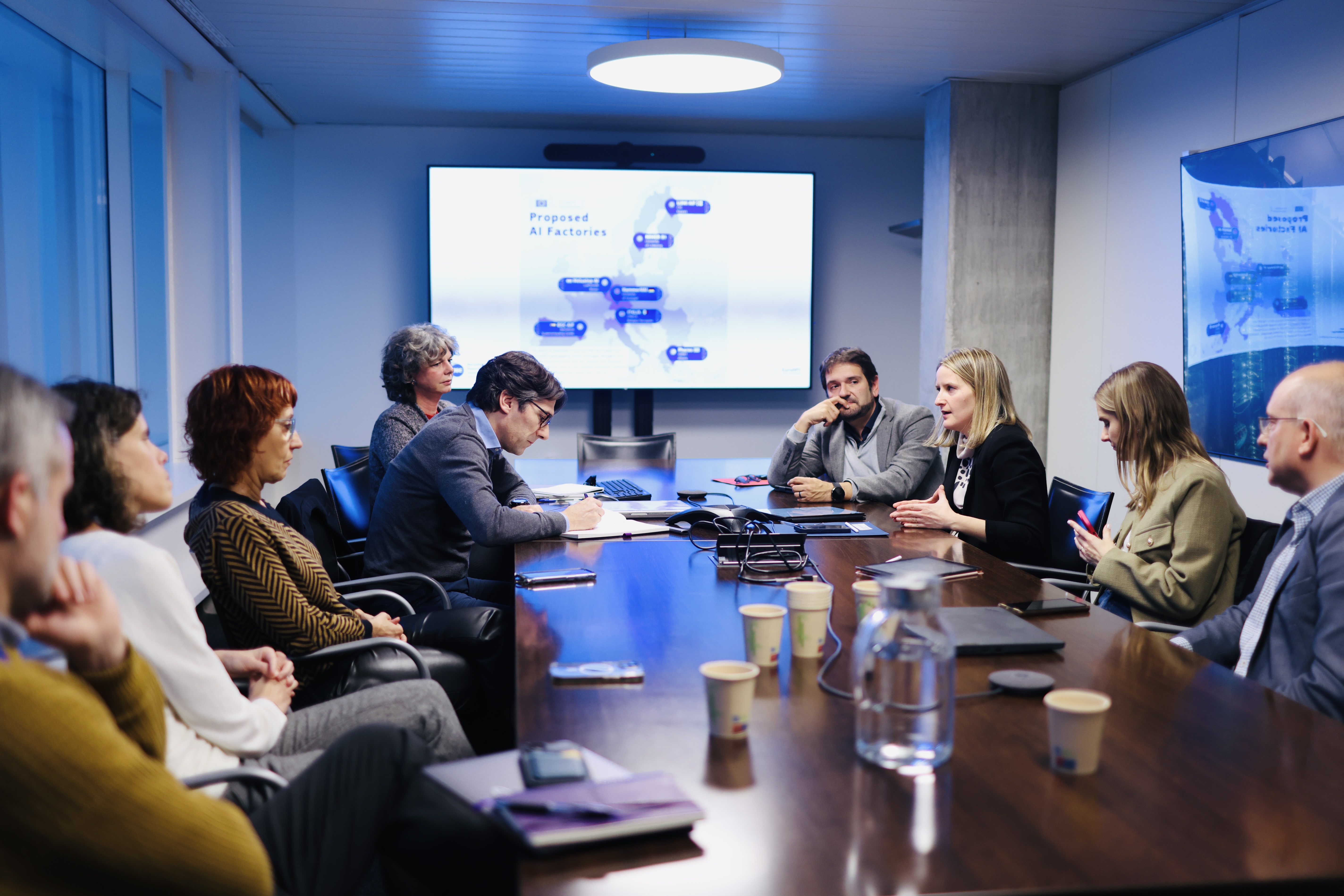 La consellera Mònica Martínez Bravo i el director associat del BSC-CNS, Pep Martorell, han mantingut una primera reunió de treball en el marc de la visita de la titular de Drets Socials i Inclusió a la seu del centre nacional de supercomputació, referent en recerca i innovació tecnològica.