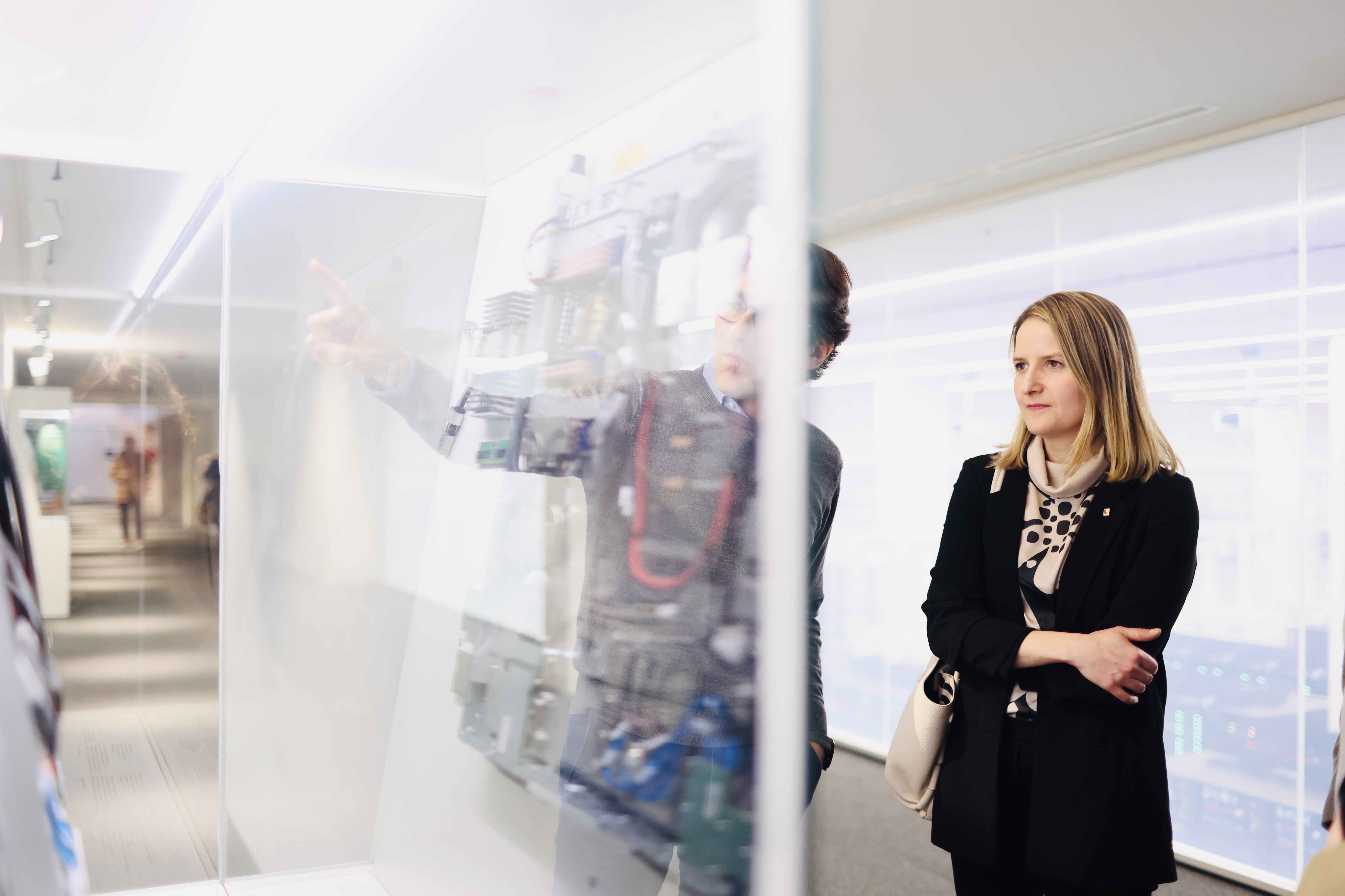 La consellera Mònica Martínez Bravo ha visitat la seu del centre nacional de supercomputació, el BSC-CNS, referent en recerca i innovació tecnològica.