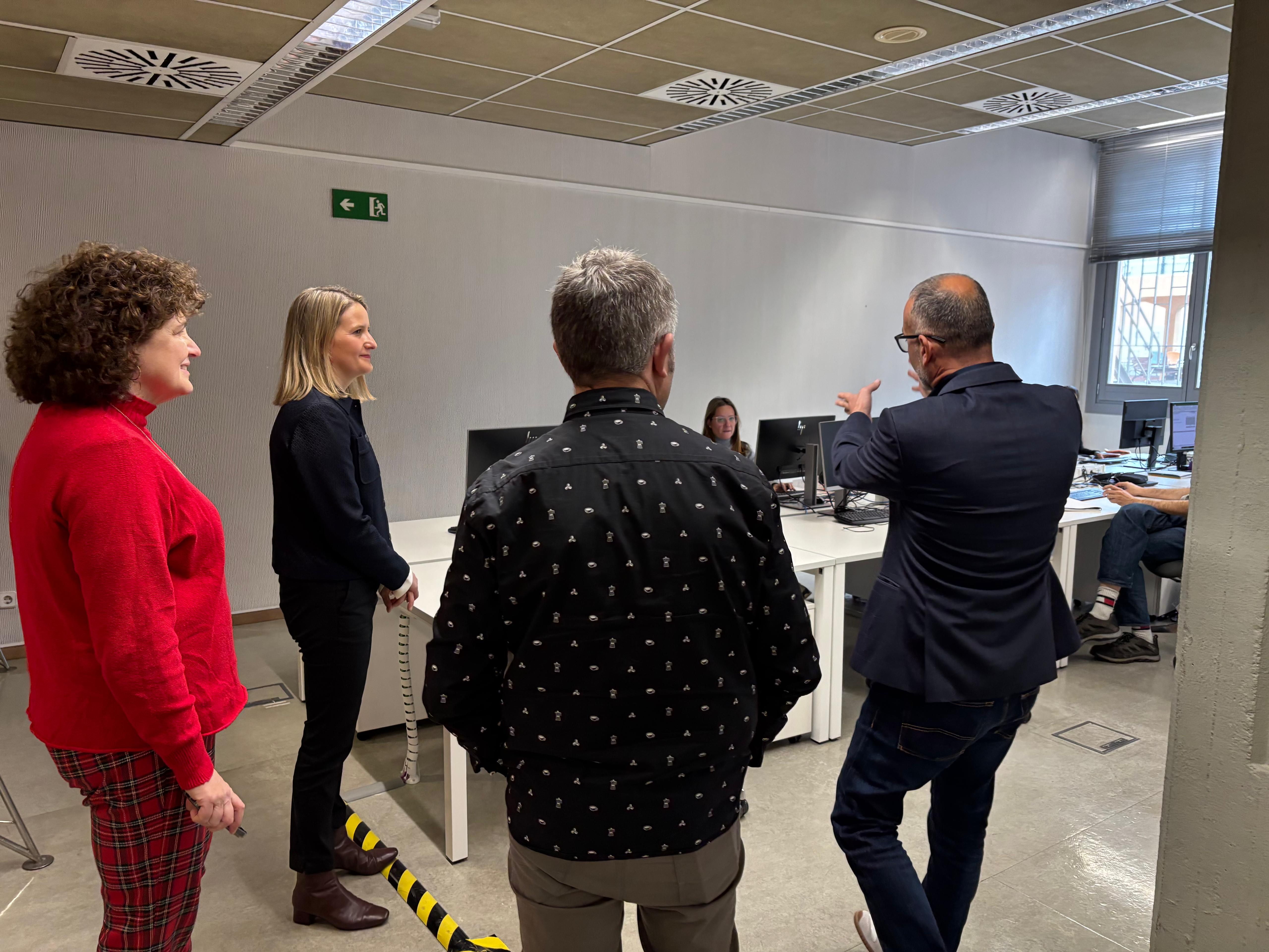 La consellera de Drets Socials i Inclusió, Mònica Martínez Bravo, amb el director general de l’Agència Catalana de la Joventut, Bartolomé Agudo López, i la secretària d'Infància, Adolescència i Joventut, Teresa Llorens Carbonell.