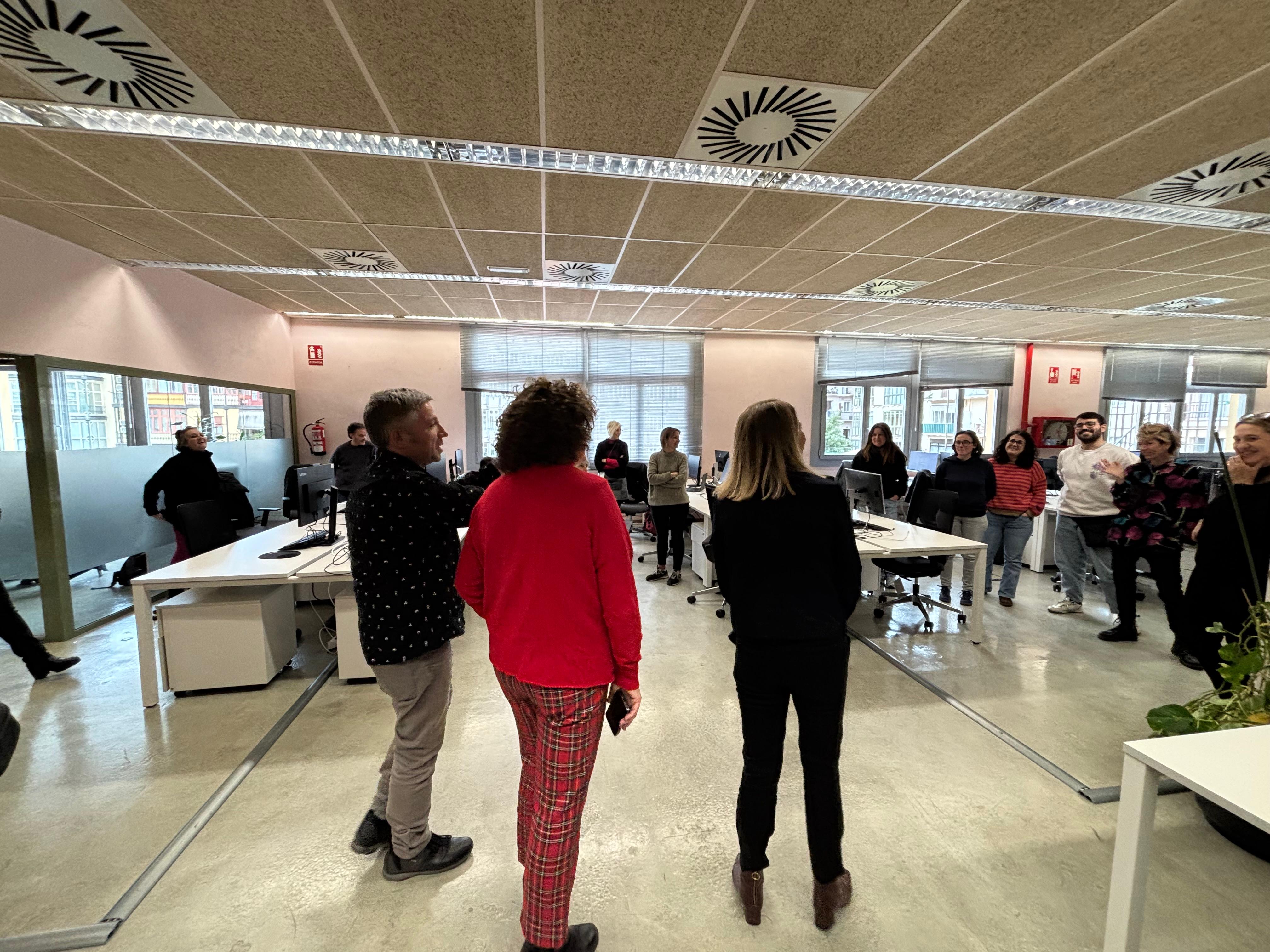 La consellera de Drets Socials i Inclusió, Mònica Martínez Bravo, amb el director general de l’Agència Catalana de la Joventut, Bartolomé Agudo López, i la secretària d'Infància, Adolescència i Joventut, Teresa Llorens Carbonell.