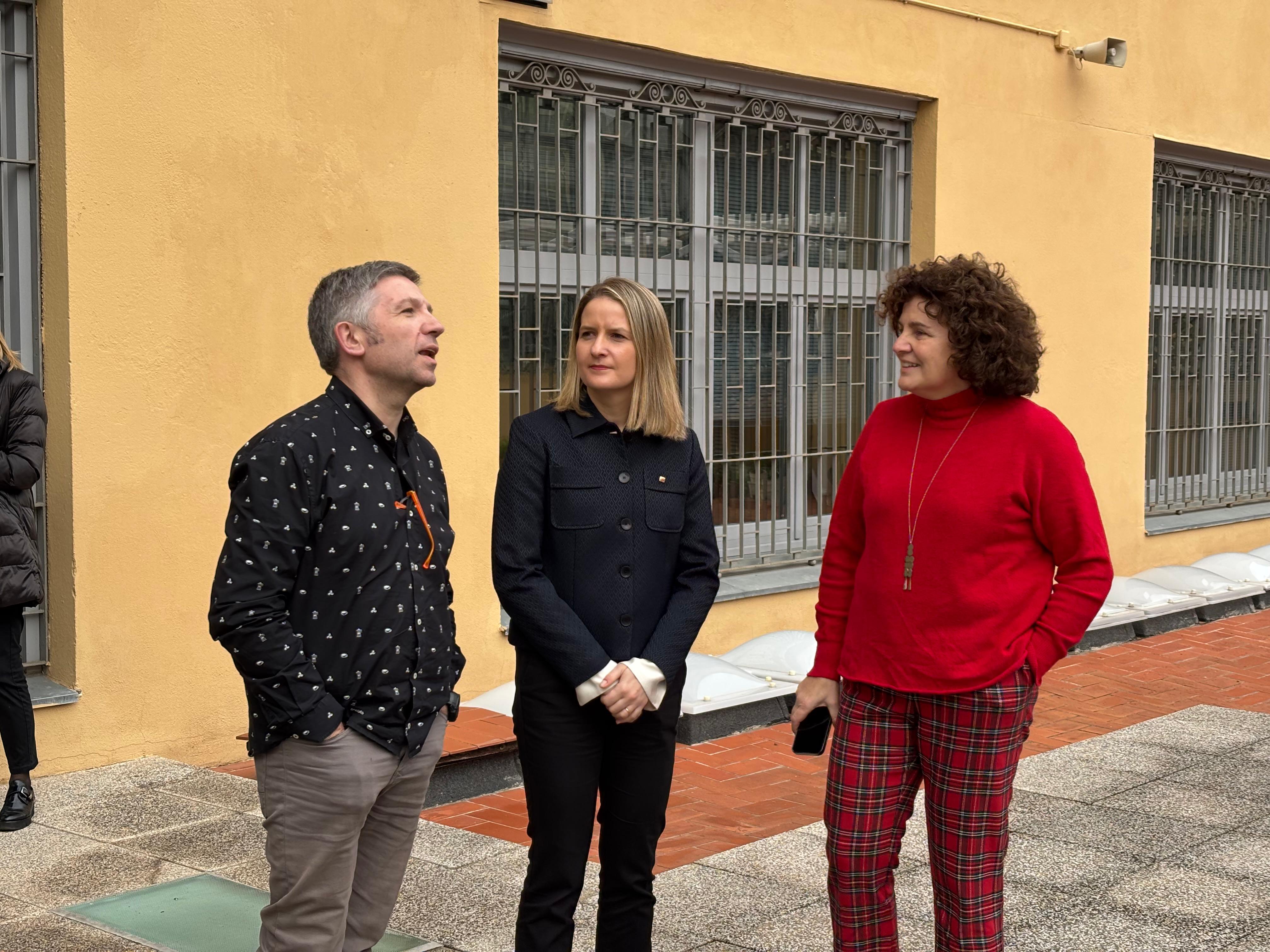 La consellera de Drets Socials i Inclusió, Mònica Martínez Bravo, amb el director general de l’Agència Catalana de la Joventut, Bartolomé Agudo López, i la secretària d'Infància, Adolescència i Joventut, Teresa Llorens Carbonell.