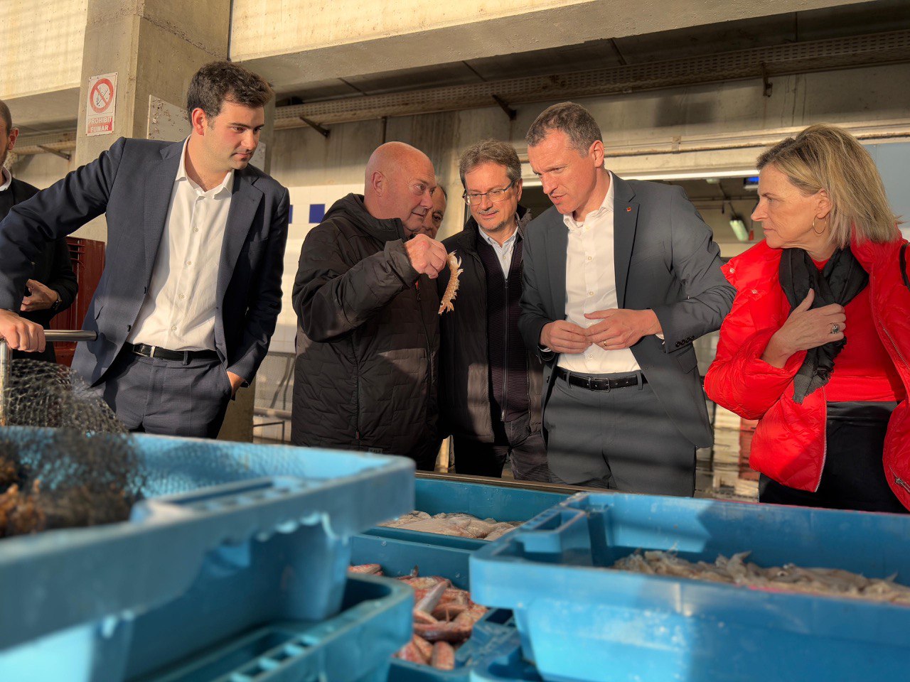 El conseller d'Agricultura durant la visita a la confraria de pescadors de la Ràpita