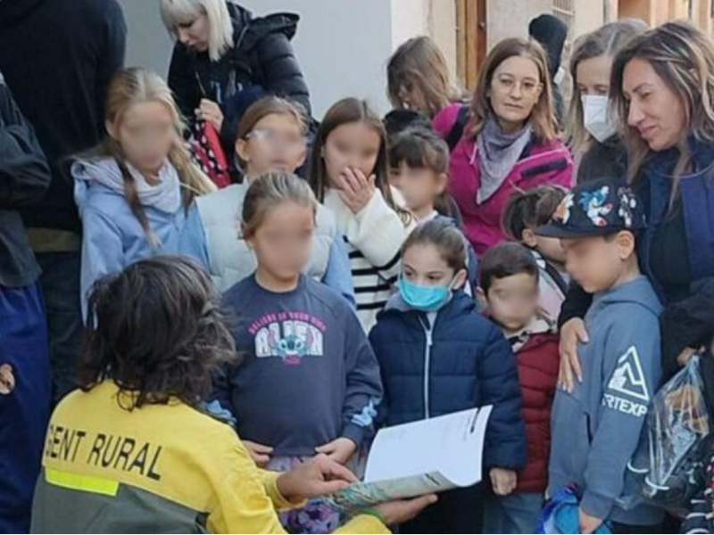 Agent Rural amb infants d'una ludoteca d'urgència a Algemesí (novembre)