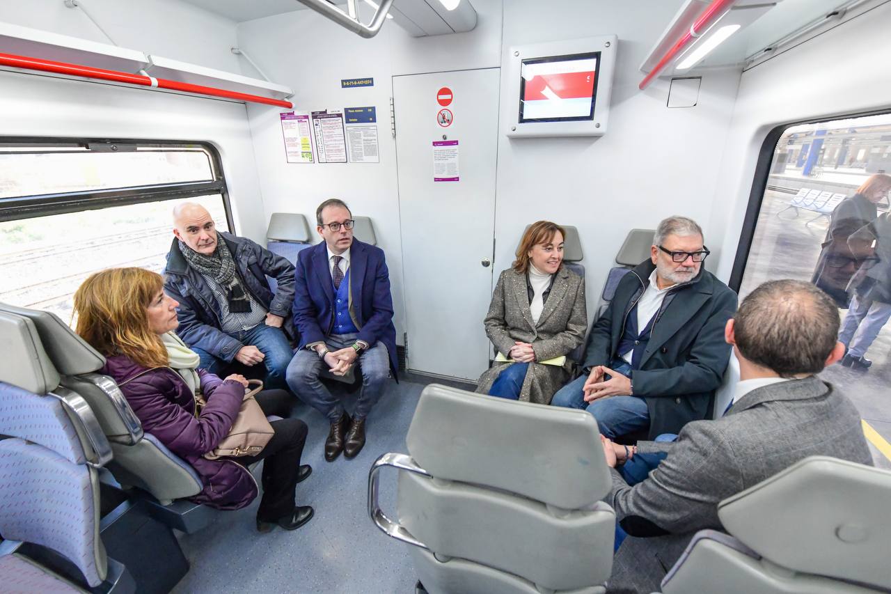 La consellera Paneque fa el viatge inaugural de la nova línia de tren RL4