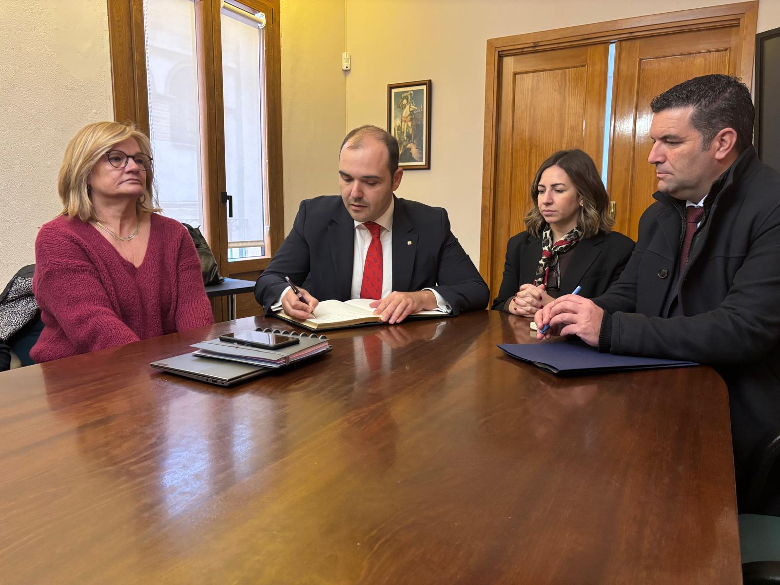 El conseller Dalmau visita la Vilella Baixa i els projectes per garantir l’aigua al Priorat El conseller Dalmau visita la Vilella Baixa i els projectes per garantir l’aigua al Priorat