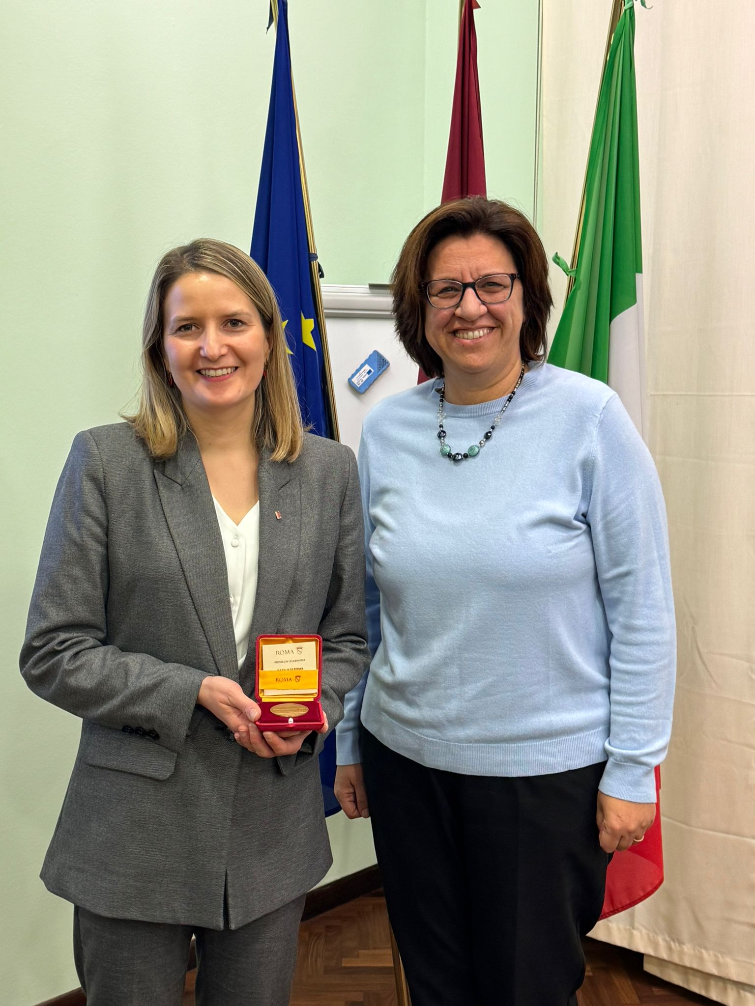 Trobada de la consellera amb Barbara Funari, regidora de Polítiques Socials i Salut de l'Ajuntament de Roma.