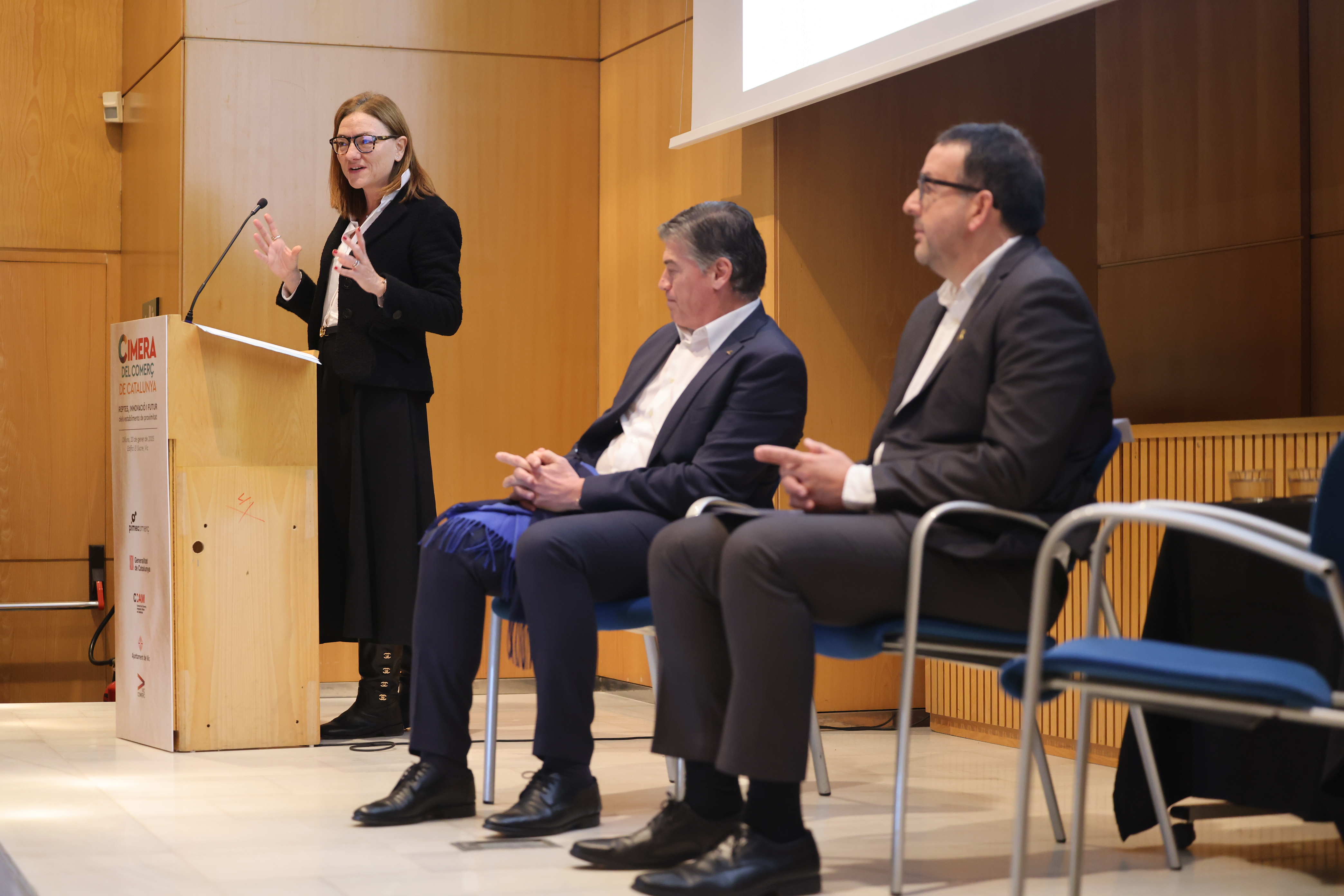 La directora Marta Angerri, el president de PIMEC, Antoni Cañete, i l’alcalde de Vic, Albert Castells, en l'acte inaugural ( imatge cedida per PIMEC).