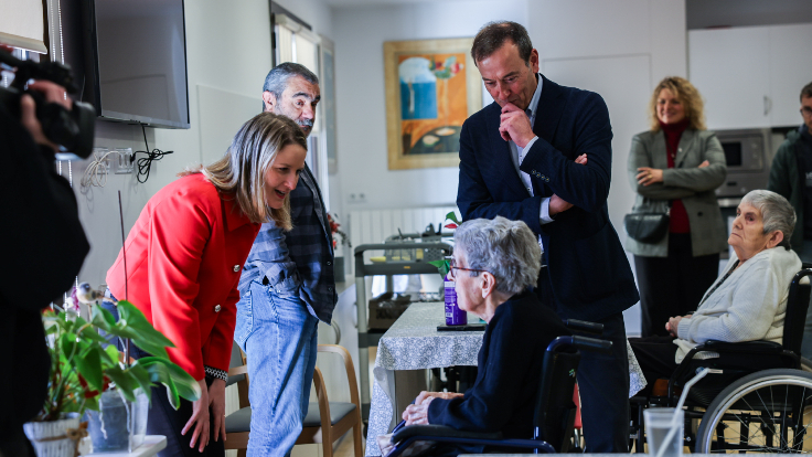 Visita a la residència Sant Jaume de la consellera amb l'alcalde d'Olot