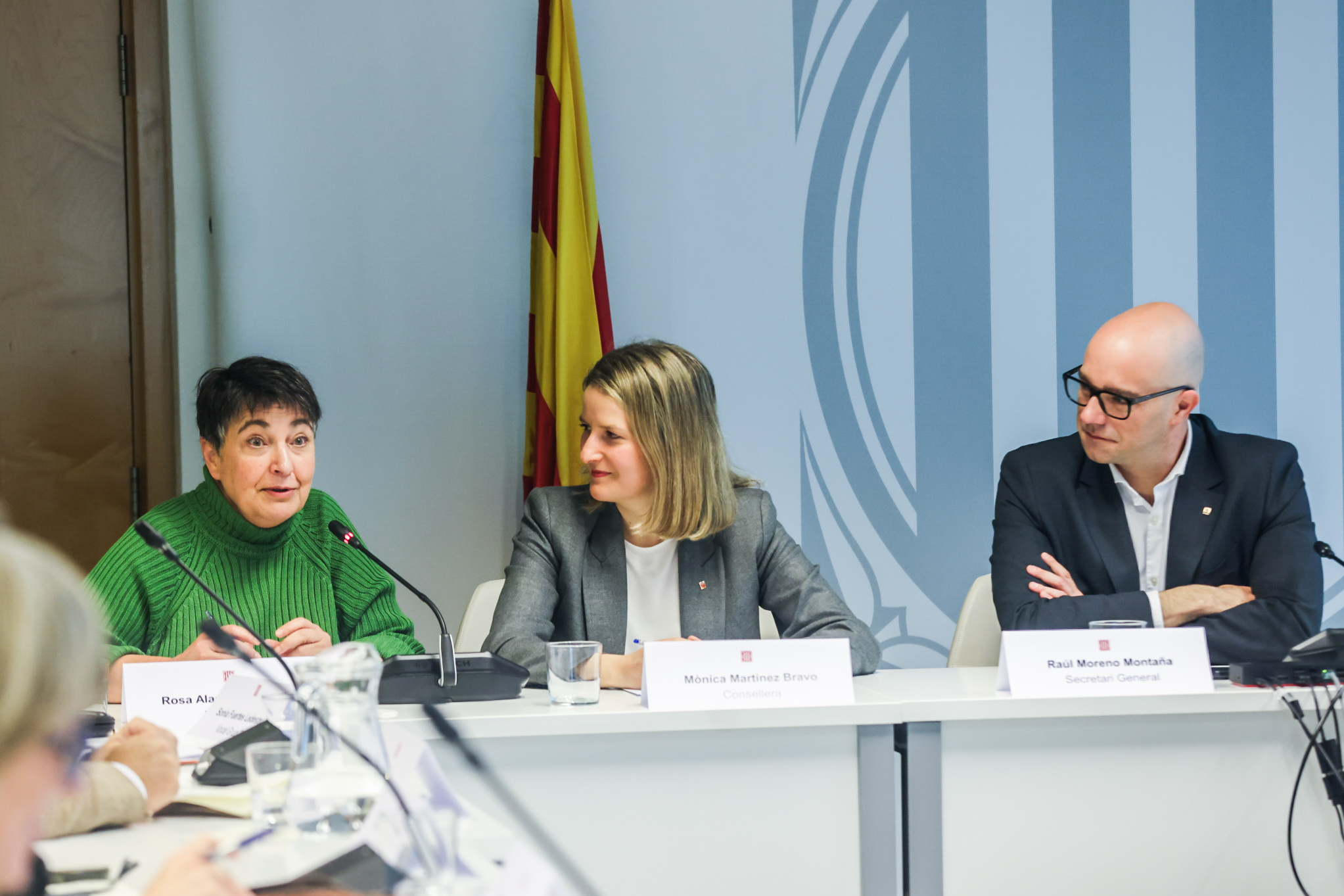 Rosa Alarcón Montañés, presidenta del CETIS, la consellera Martínez Bravo i el secretari general del Departament, Raúl Moreno Montaña.