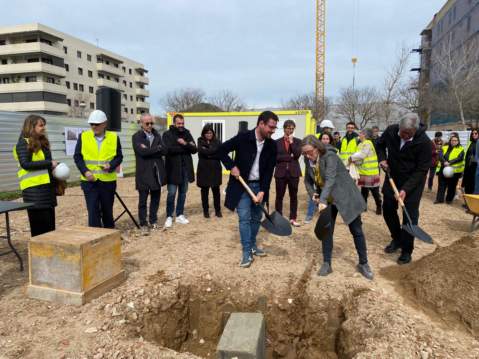 La secretària d'Habitatge, Lídia Guillén, durant l'acte de col·locació de la primera pedra de 50 habitatges de lloguer assequible a Girona