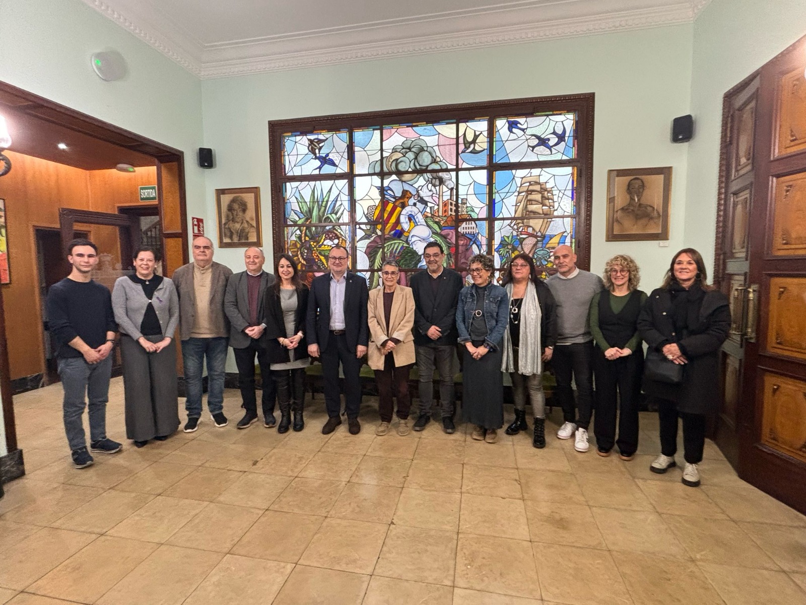 A l'Ajuntament de Vilanova i la Geltrú, amb l'alcalde, els regidors, el delegat del Govern i la gerent de la regió sanitària.