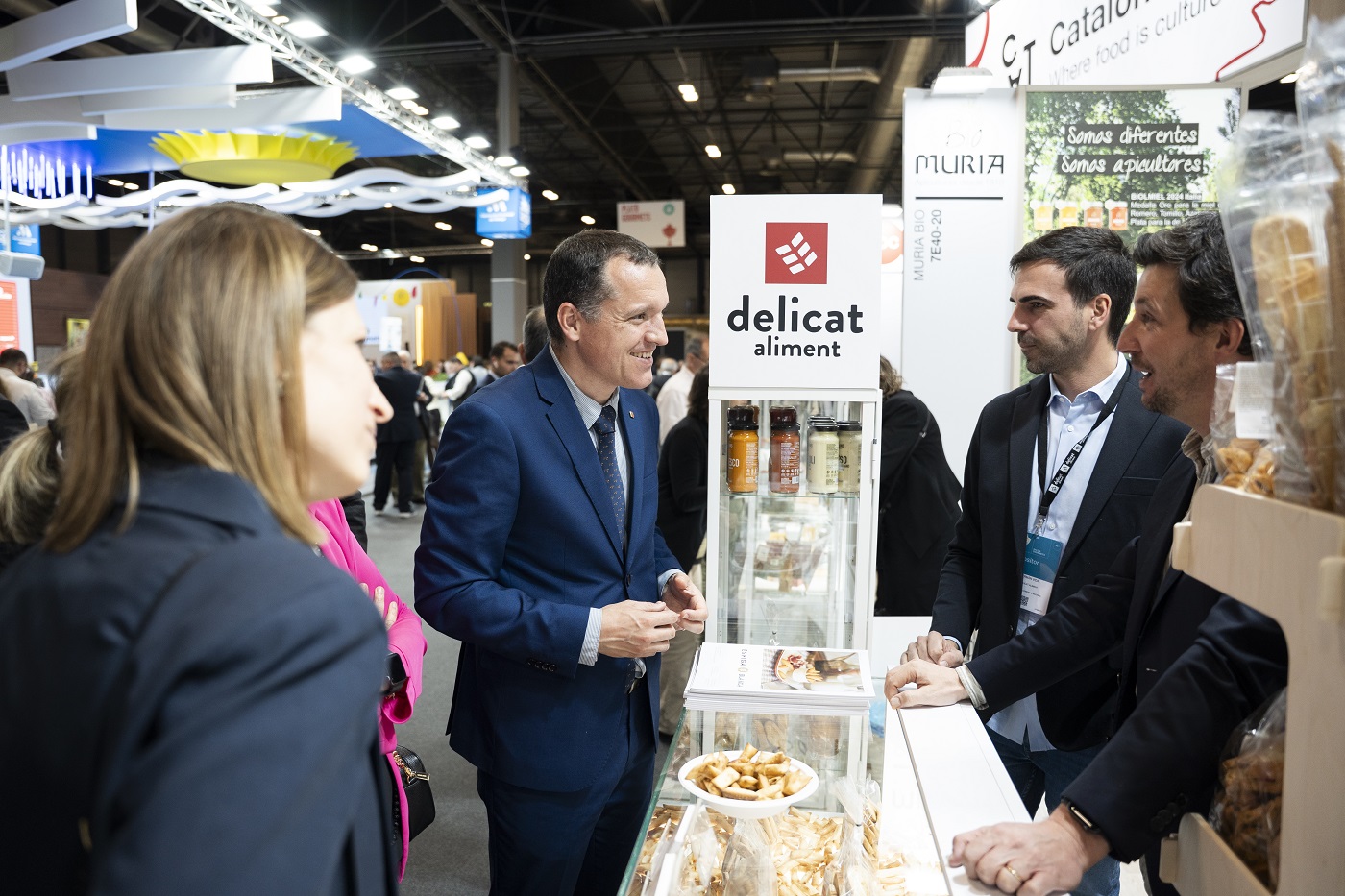 El conseller Òscar Ordeig visitant una de les empreses presents al Saló