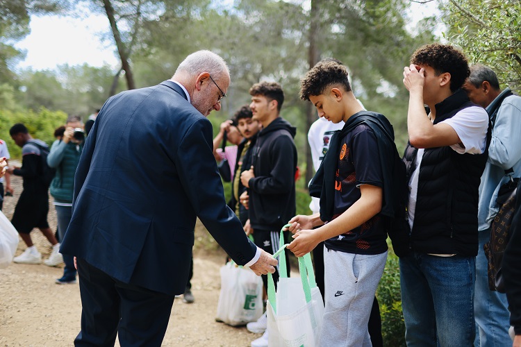 El conseller Jaume Duch ha acompanyat una seixantena d'escolars en una acció de neteja al Pont del Diable de Tarragona.