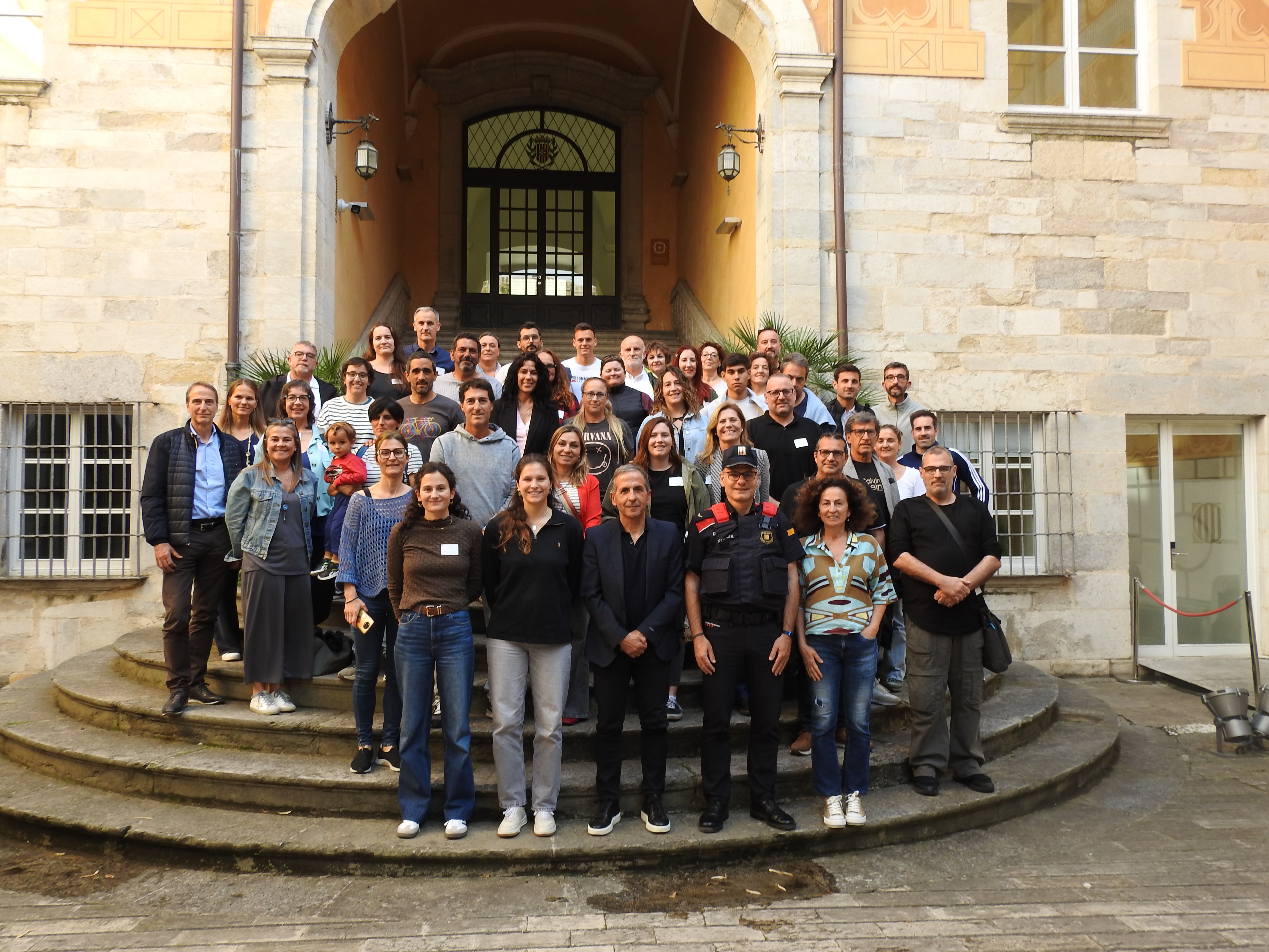 Fotografia de família de la jornada “Protecció d'infants i adolescents en l’àmbit esportiu i protocols” a Girona