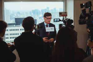 El president Illa atenent els mitjans de comunicacio des de Tòquio (foto: Arnau Carbonell)