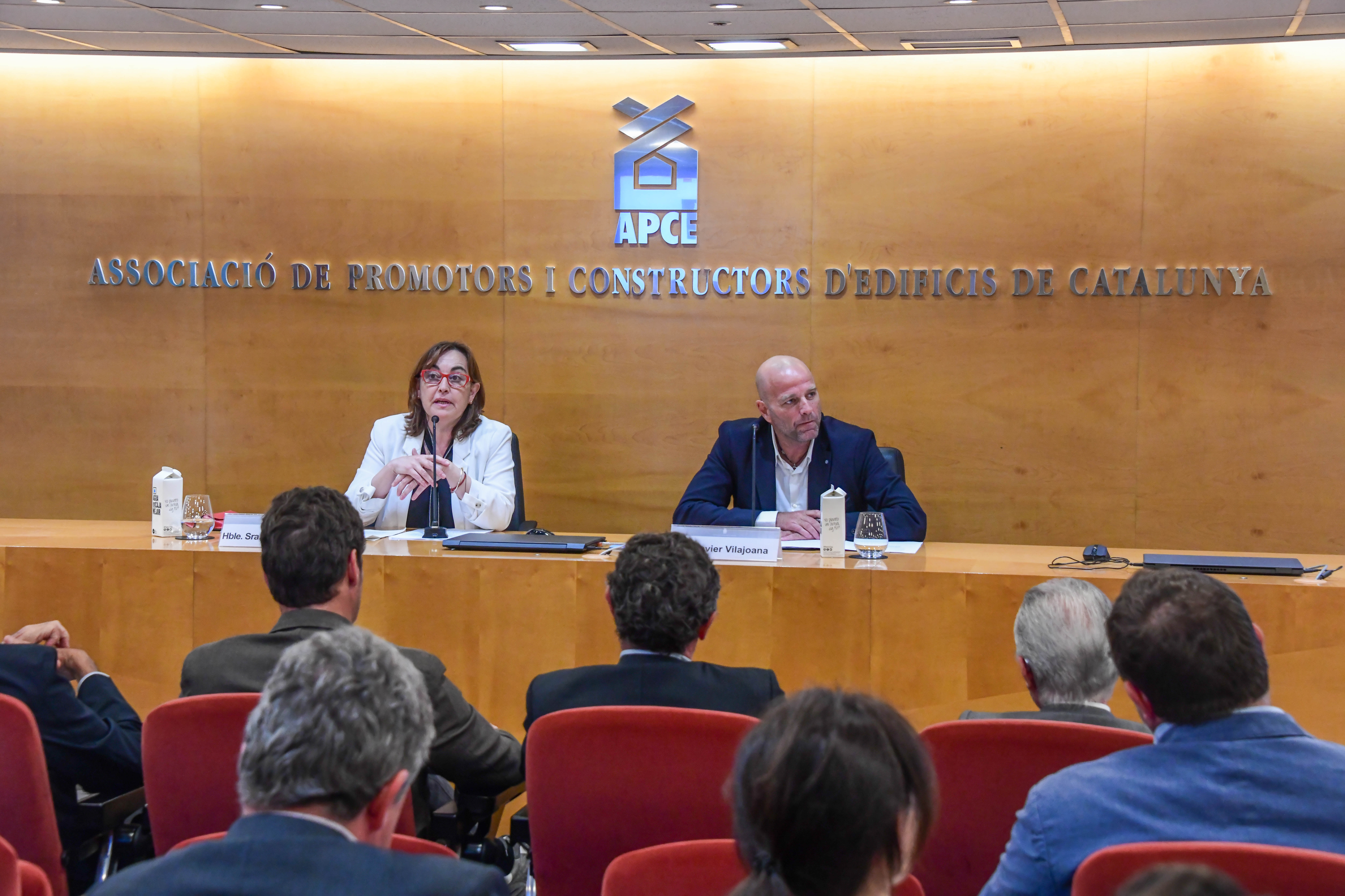 La consellera Paneque amb el president de l'APEC, Xavier Vilajoana