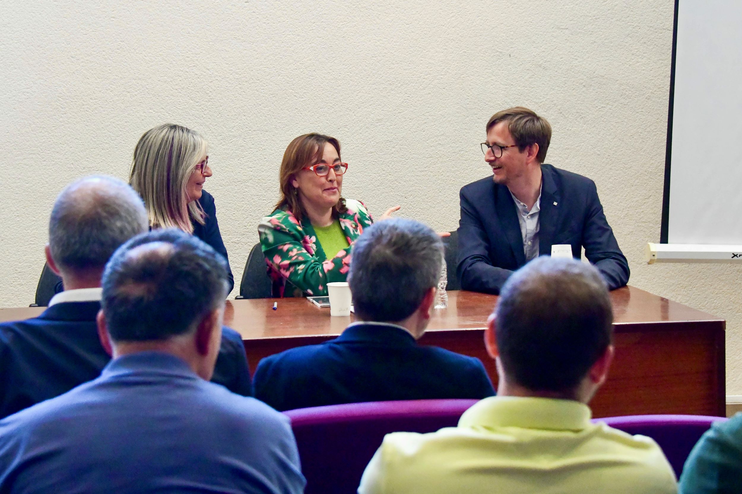 La consellera Paneque durant la reunió amb els ajuntaments