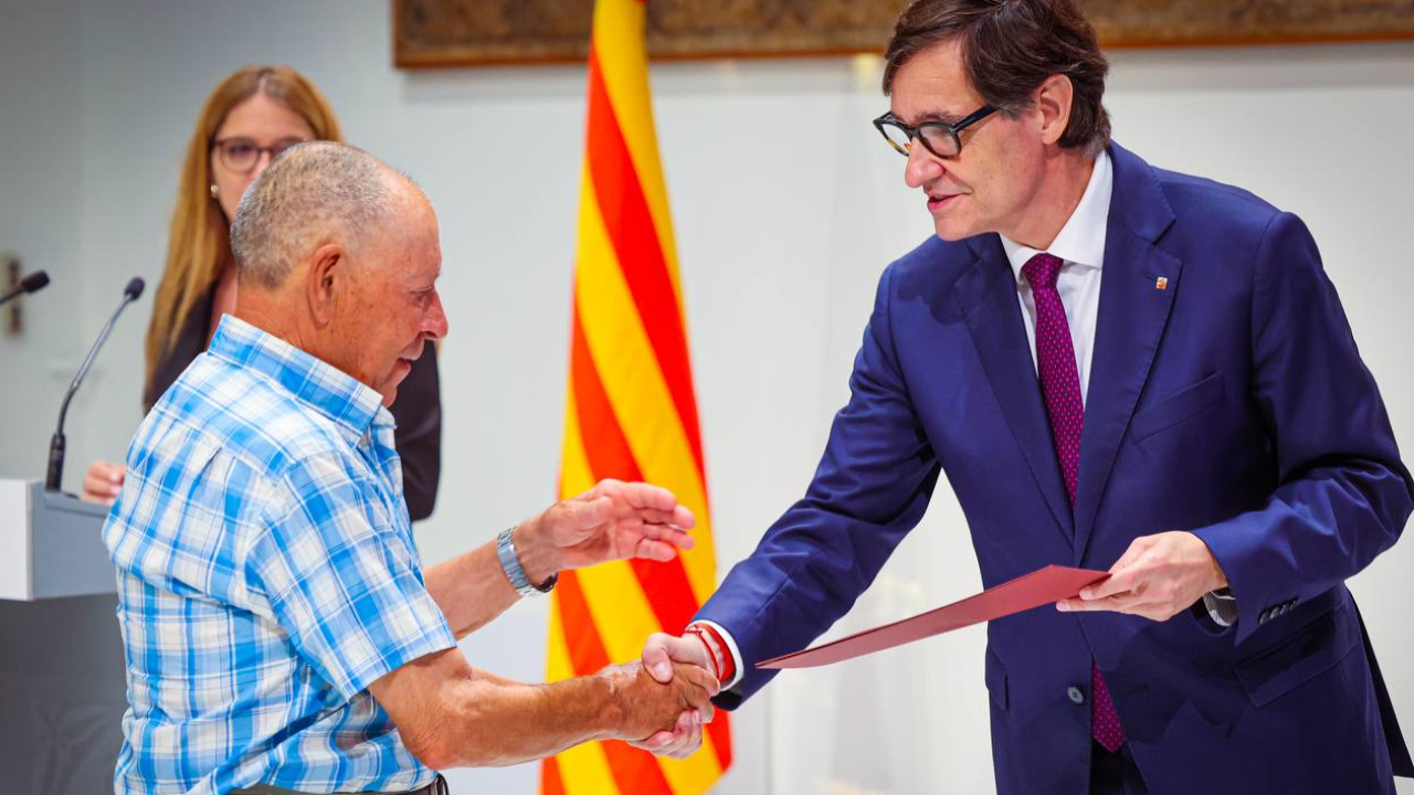 El president entrega el diploma al fill d'un dels homenatjats. Foto: Jordi Bedmar